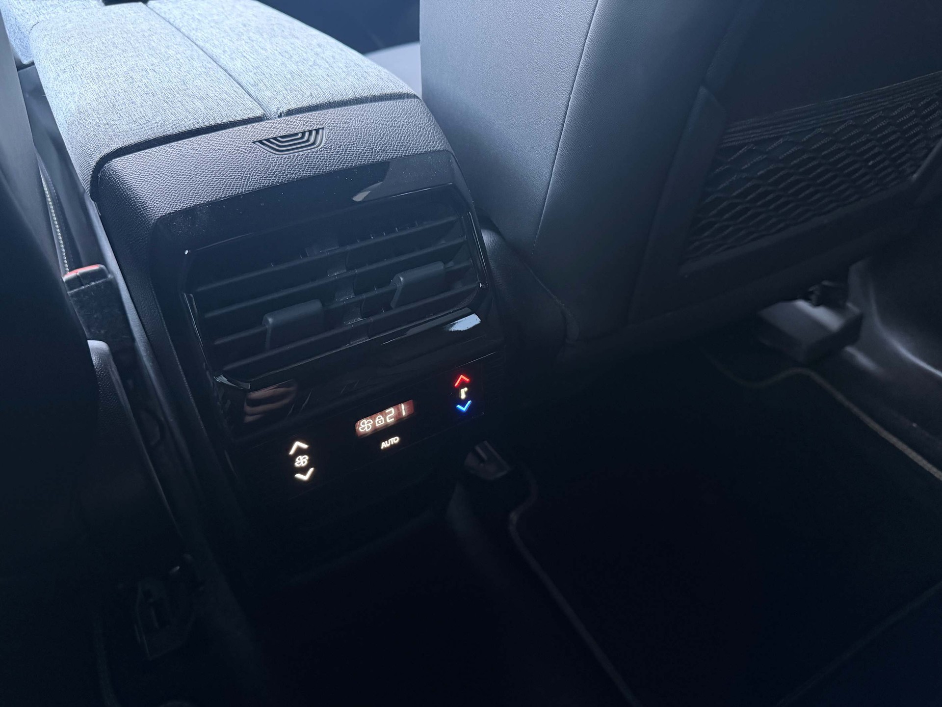 PEUGEOT 5008 1.2 Hybrid GT *5 Jahre Werksgarrantie*-image-10