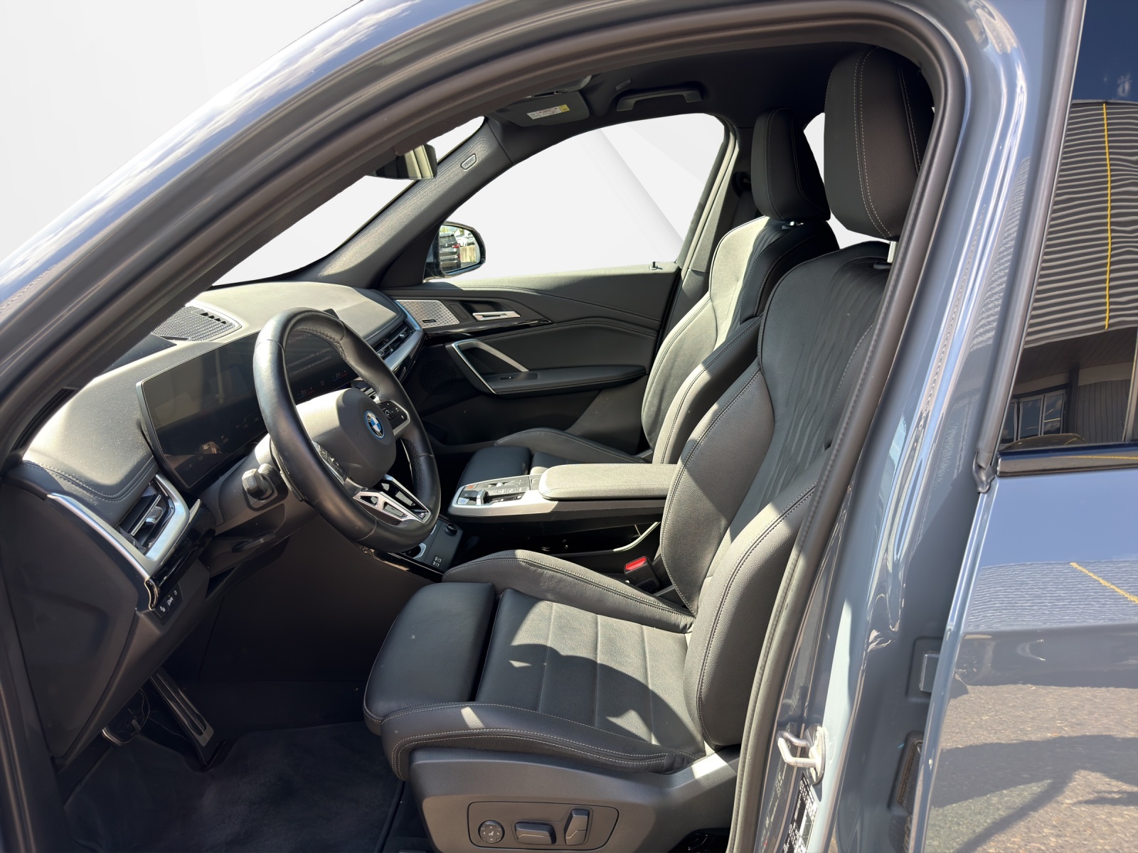 BMW iX1 xDrive 30 M Sport-image-12
