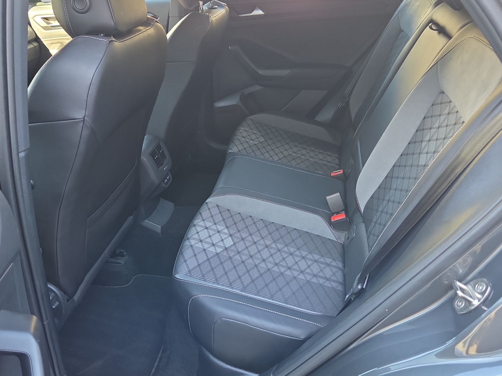 VW T-Roc 2.0 TSI R-Line DSG 4Motion-image-11