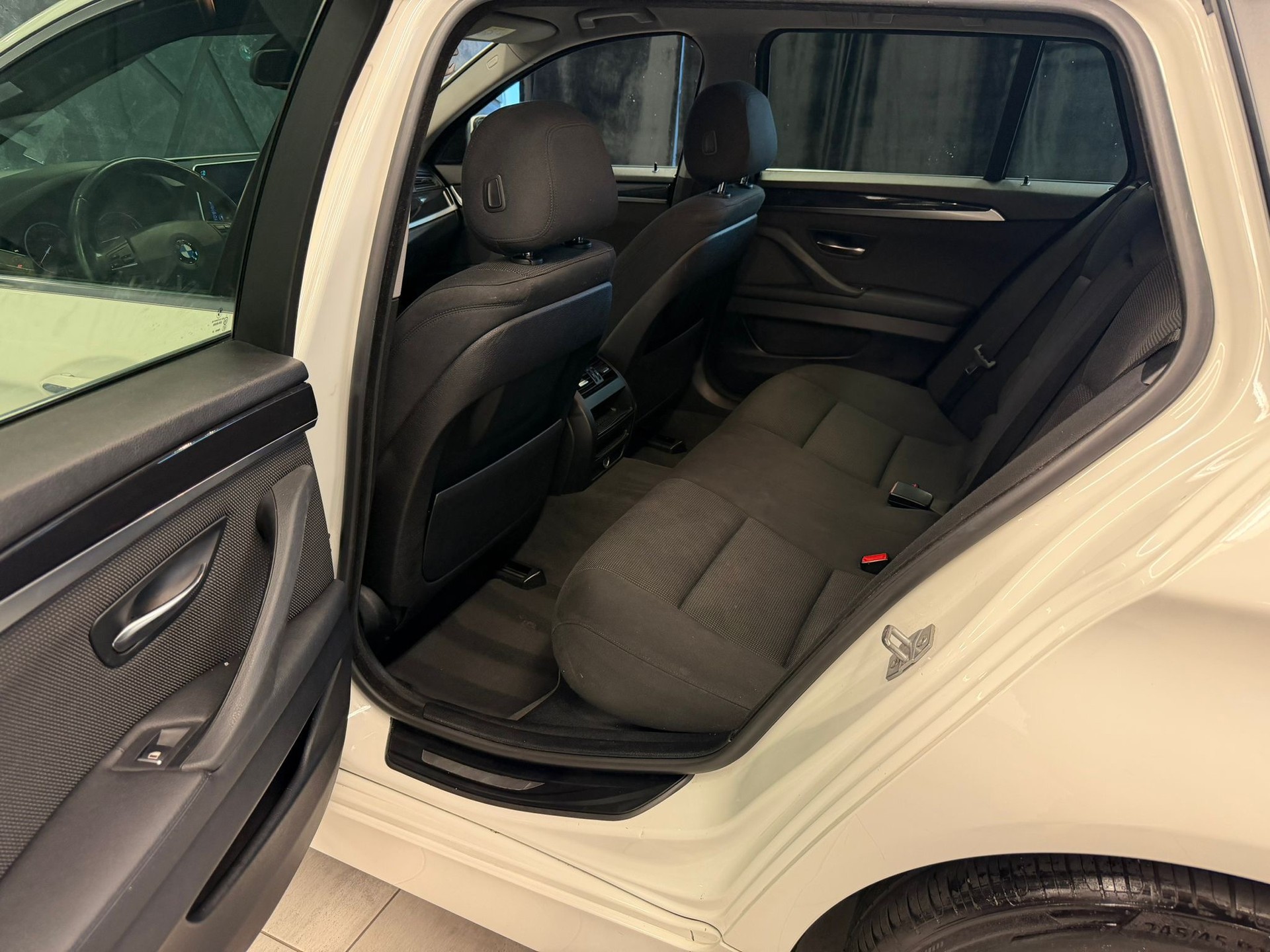 BMW 520d Touring Steptronic-image-11