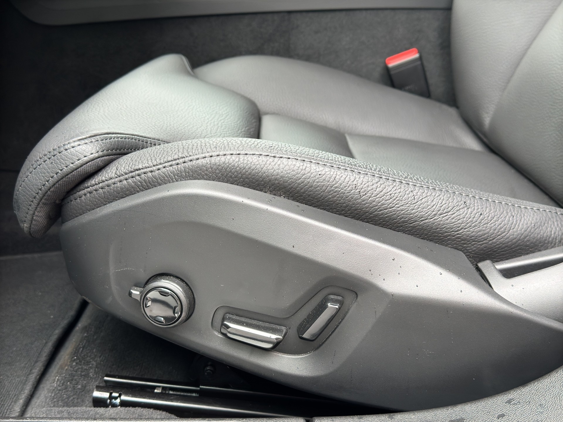 VOLVO V60 B4 Plus Dark DCT-image-9