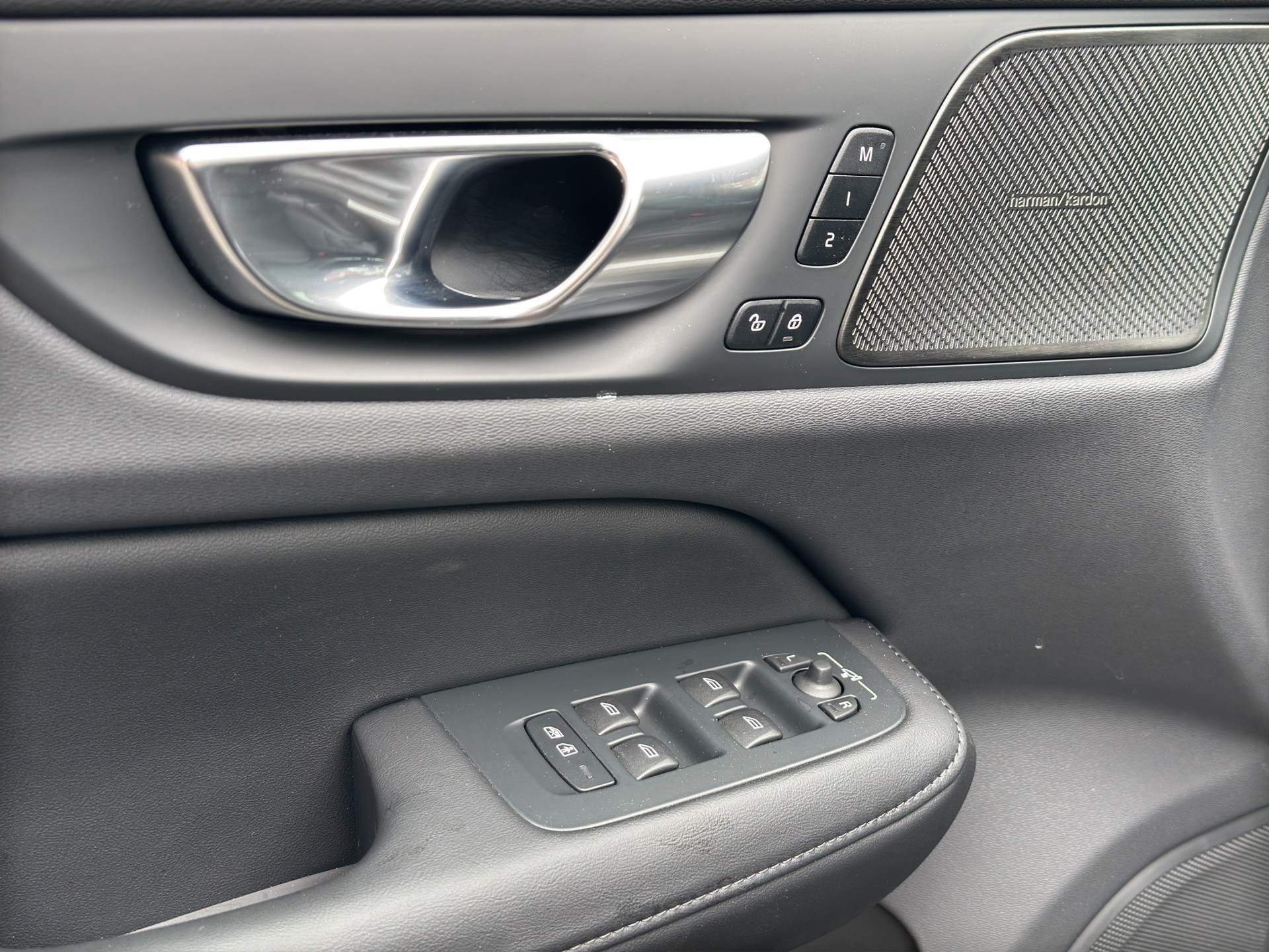 VOLVO V60 B4 Plus Dark DCT-image-8