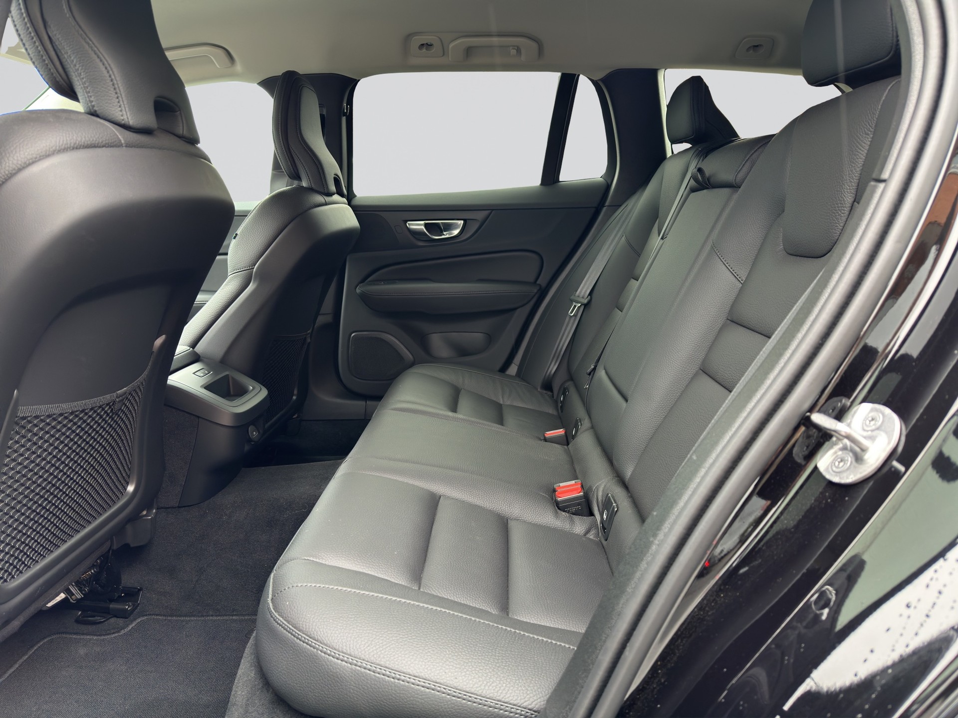 VOLVO V60 B4 Plus Dark DCT-image-7
