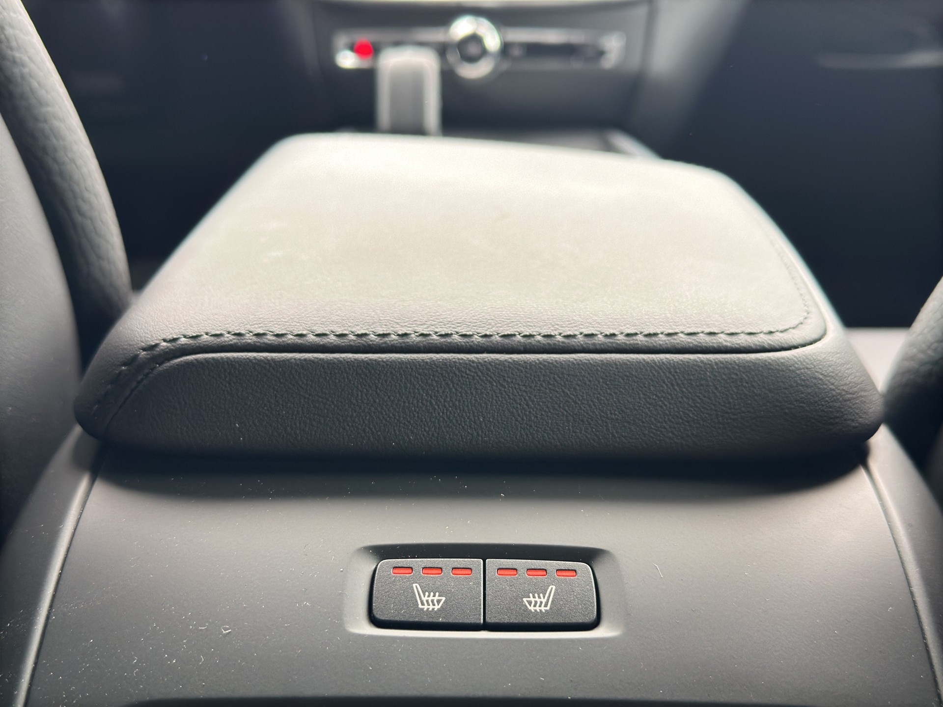 VOLVO V60 B4 Plus Dark DCT-image-16