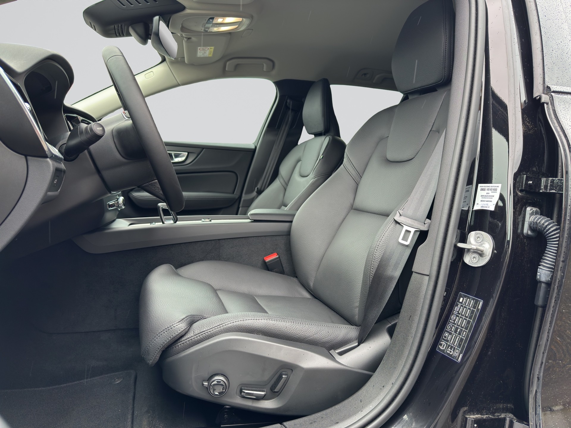 VOLVO V60 B4 Plus Dark DCT-image-5