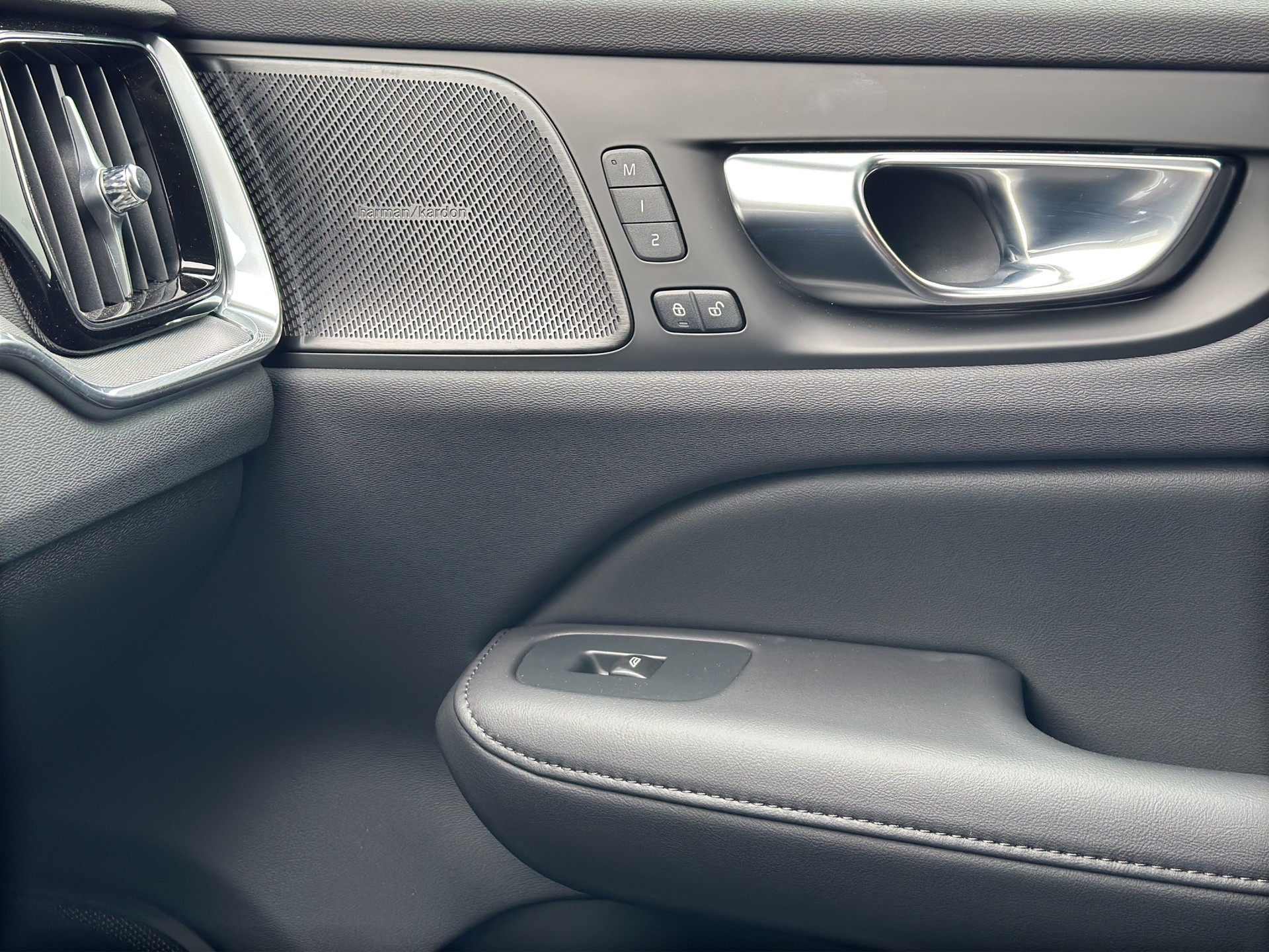 VOLVO V60 B4 Plus Dark DCT-image-15