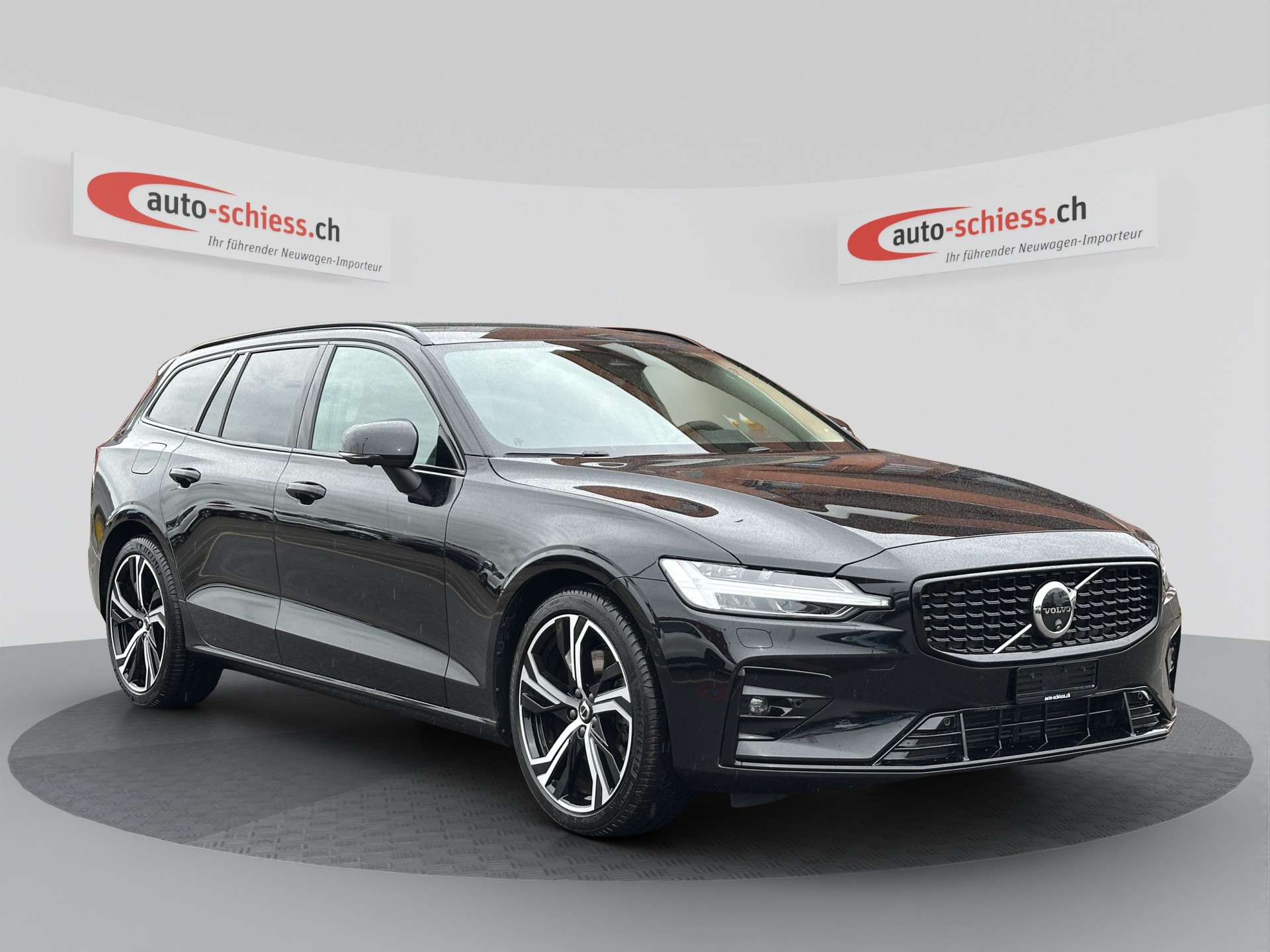 VOLVO V60 B4 Plus Dark DCT-image-0