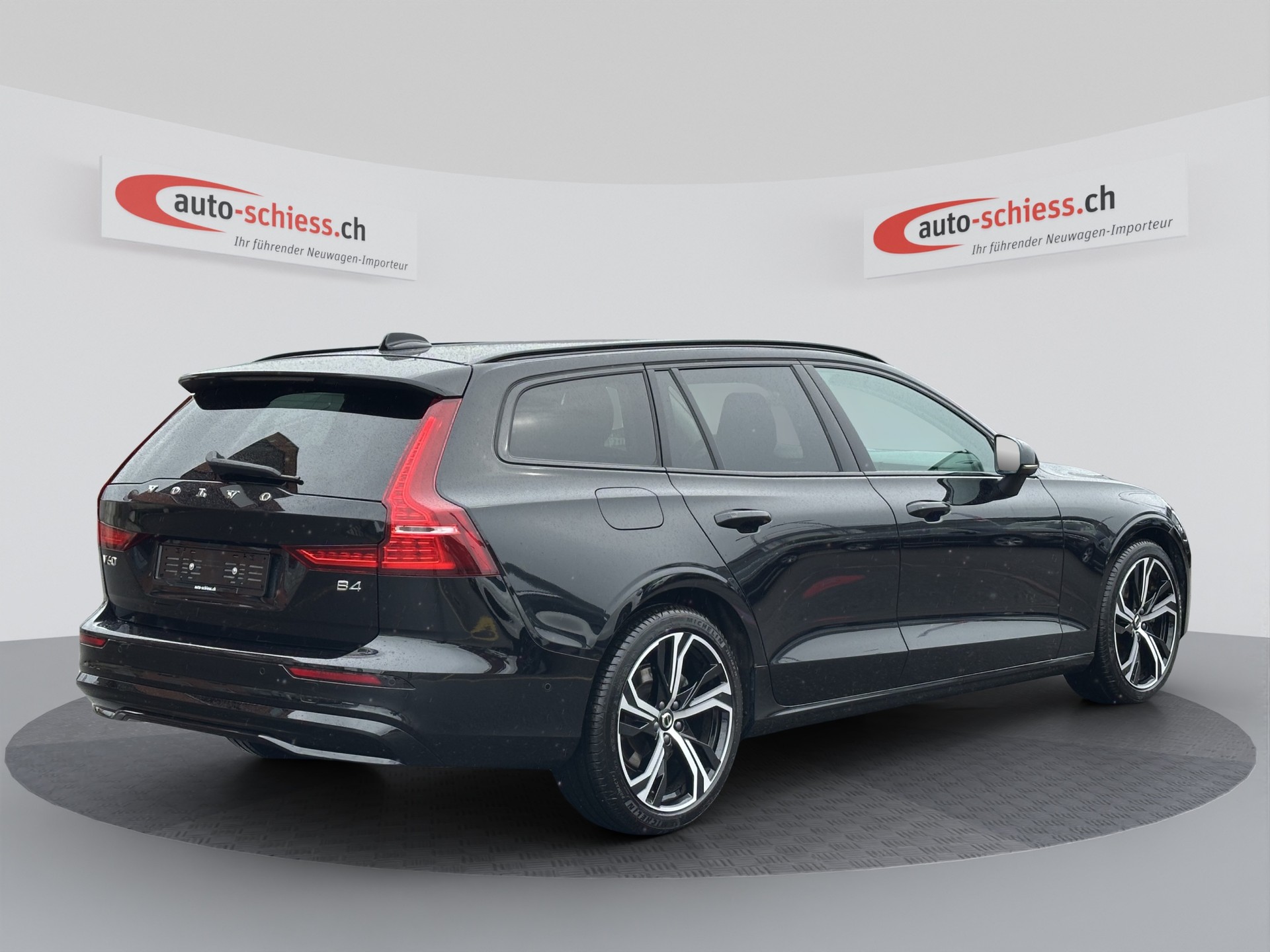 VOLVO V60 B4 Plus Dark DCT-image-4