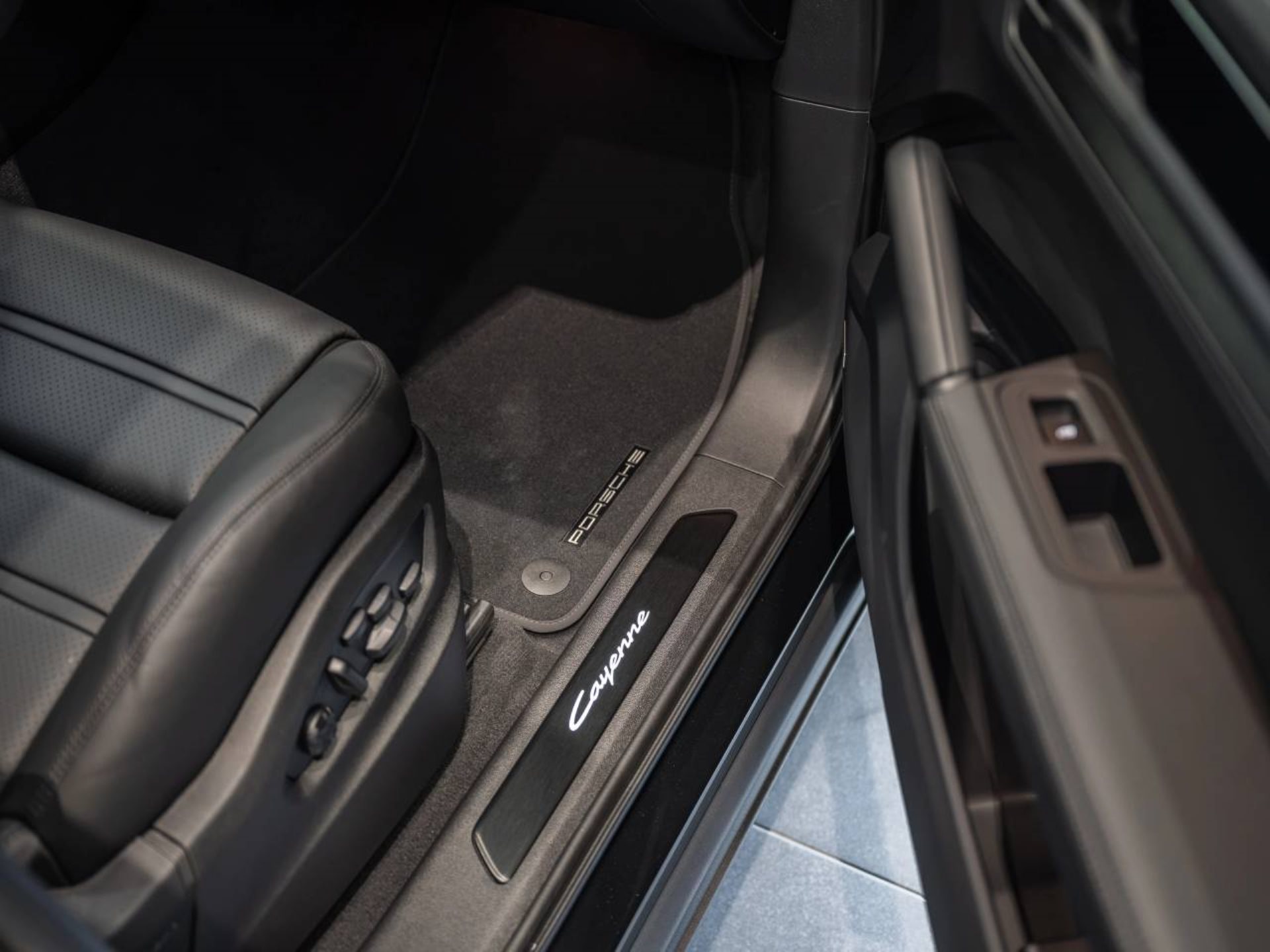 PORSCHE Cayenne E-Hybrid Coupé Black Edition-image-22