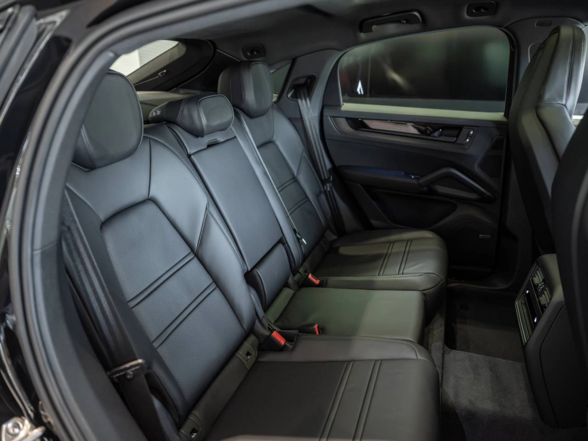 PORSCHE Cayenne E-Hybrid Coupé Black Edition-image-18