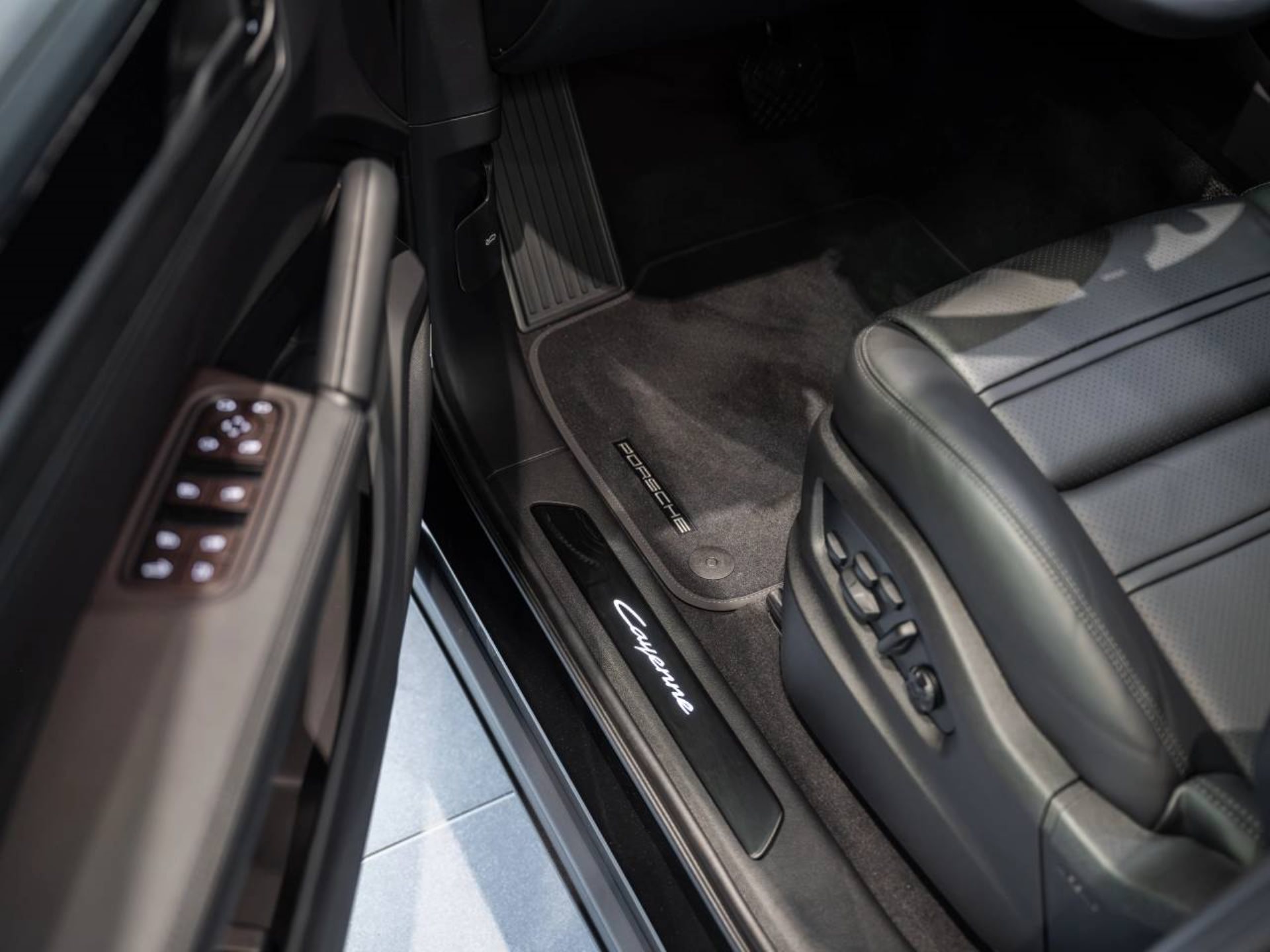 PORSCHE Cayenne E-Hybrid Coupé Black Edition-image-20