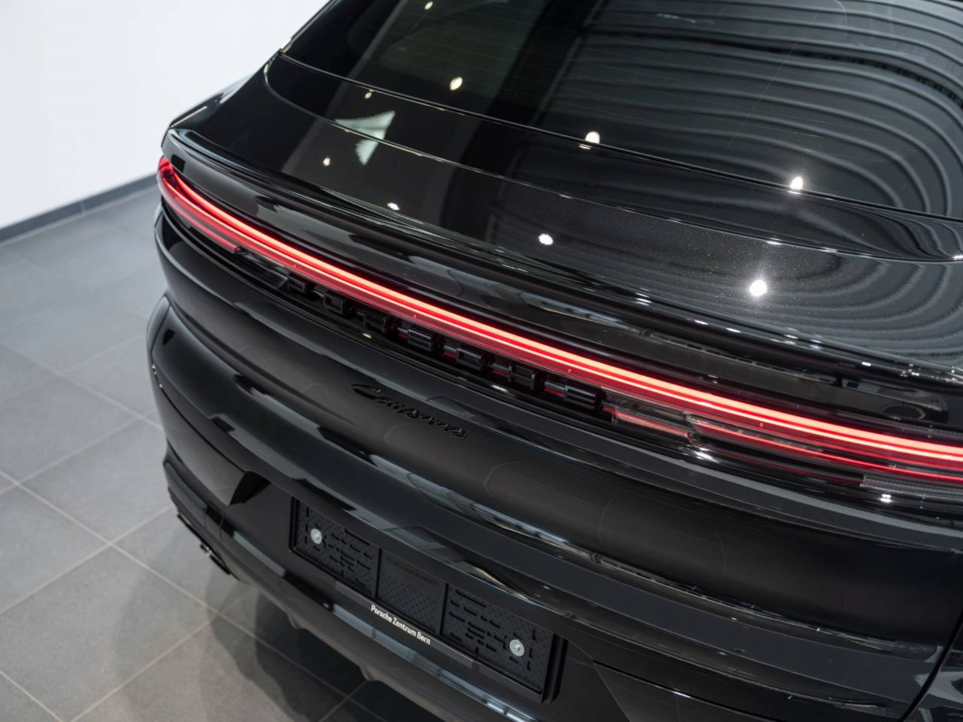 PORSCHE Cayenne E-Hybrid Coupé Black Edition-image-27