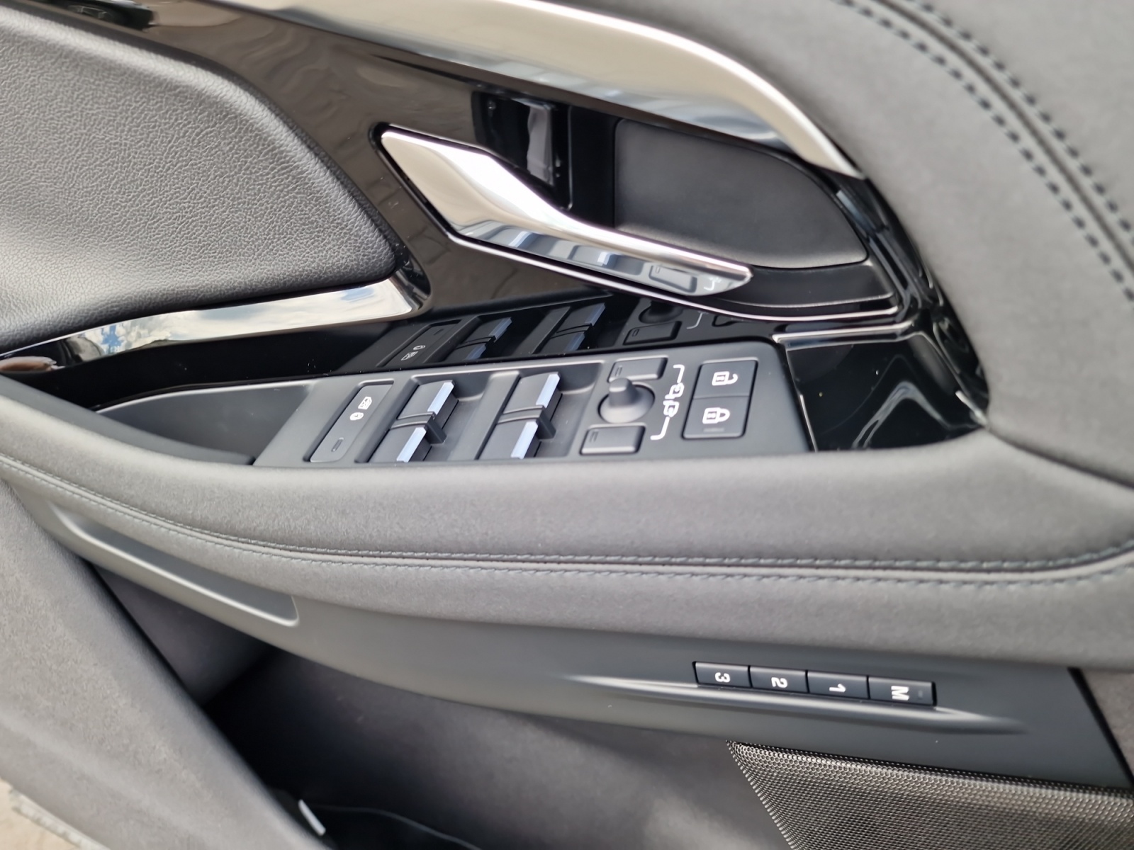 LAND ROVER Range Rover Evoque R-Dynamic P 200 SE BLACK EDITION-image-17
