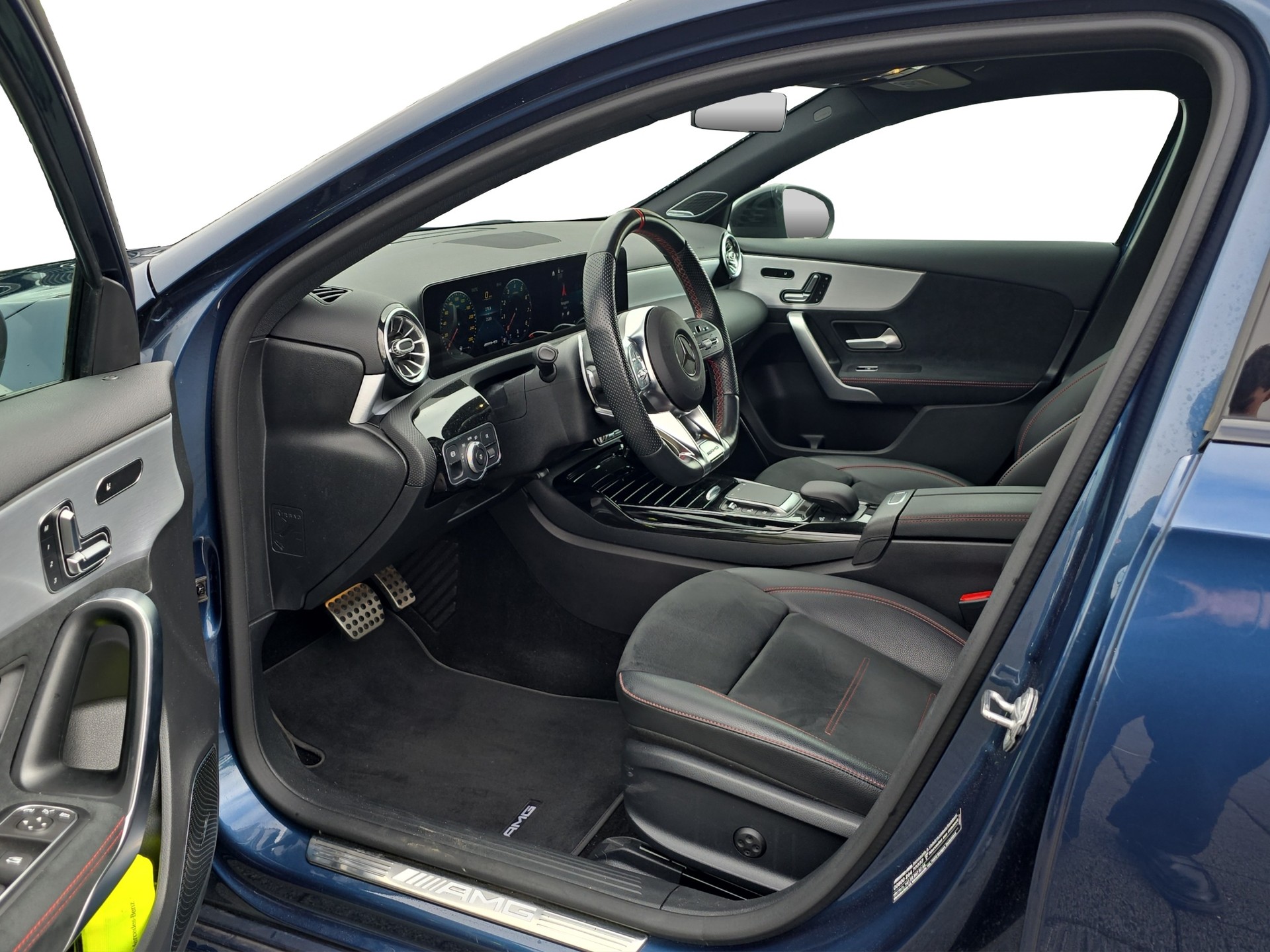 MERCEDES-BENZ A 35 AMG 4Matic Speedshift-image-6