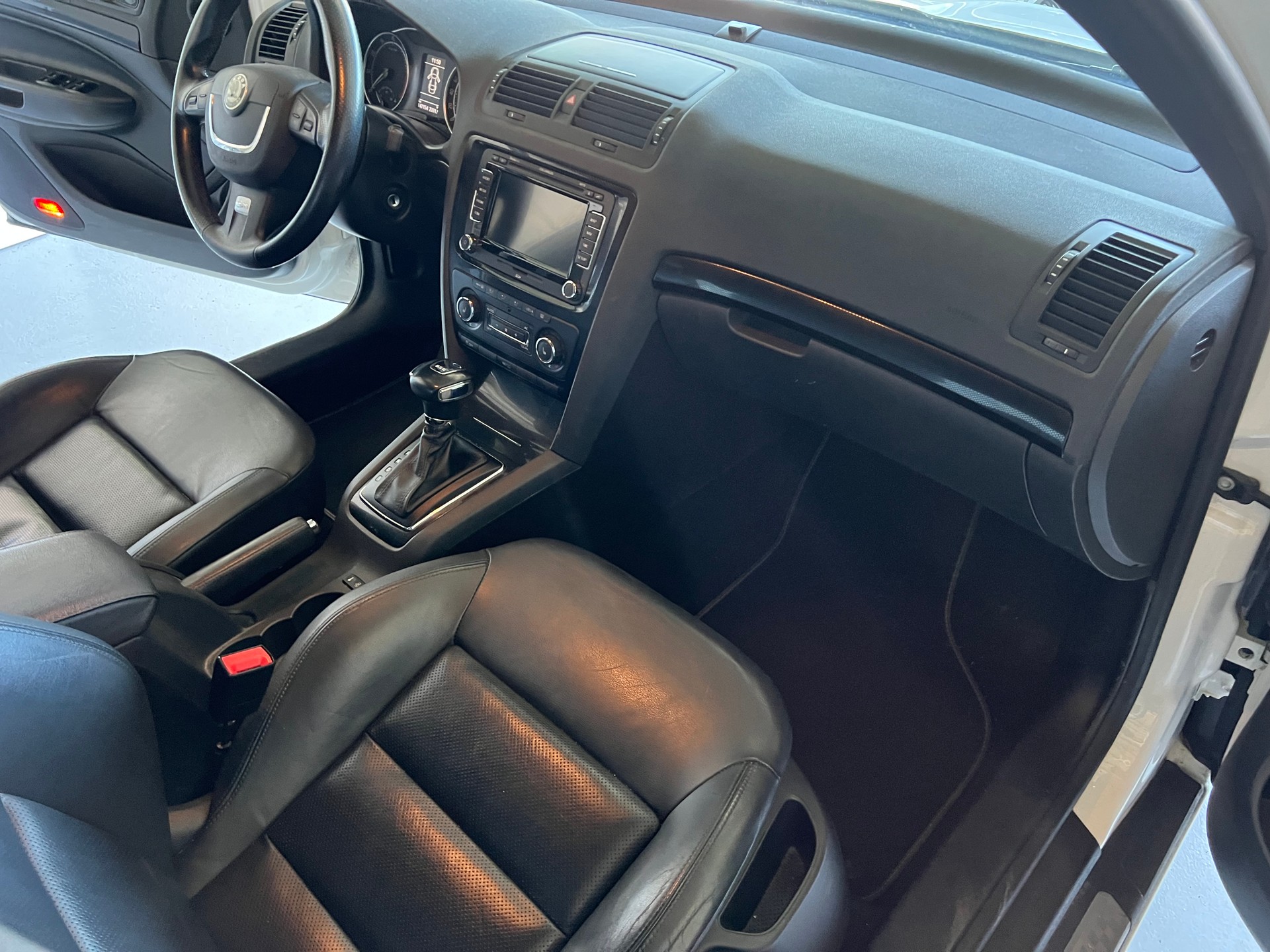 SKODA Octavia Combi 2.0 TSI RS DSG *** Navigation * Leder * 8 fachbereift * mit frisch ab MFK * 1 Jahr Garantie möglich ***-image-11