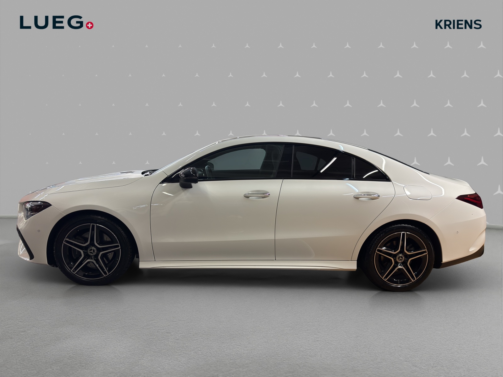 MERCEDES-BENZ CLA 220 4M - AMG / Rückfahrkamera / Standheizung / Panorama-Dach-image-1