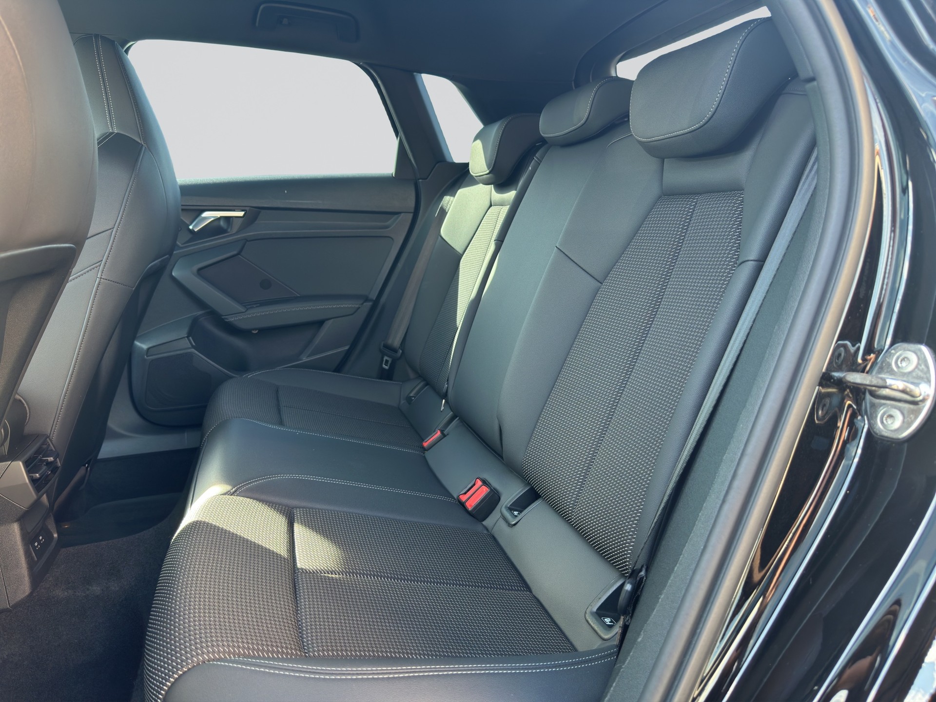 AUDI A3 Sportback 30TFSI S line S-tronic-image-7