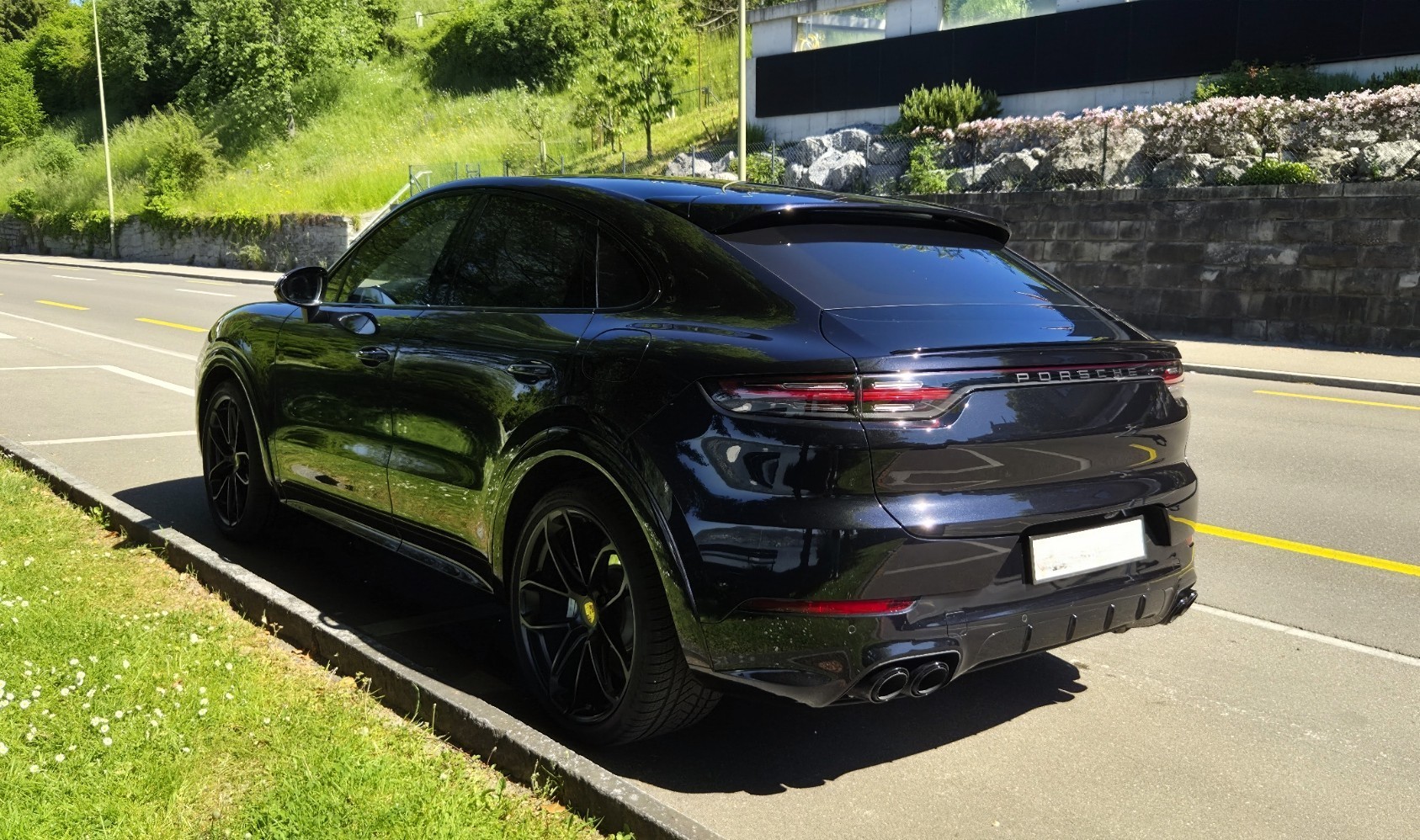 PORSCHE Cayenne Coupé E-Hybrid-image-6