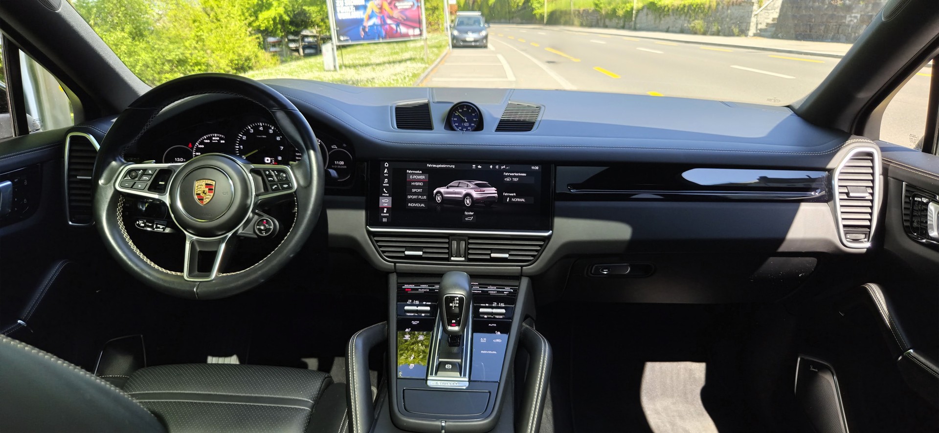 PORSCHE Cayenne Coupé E-Hybrid-image-2