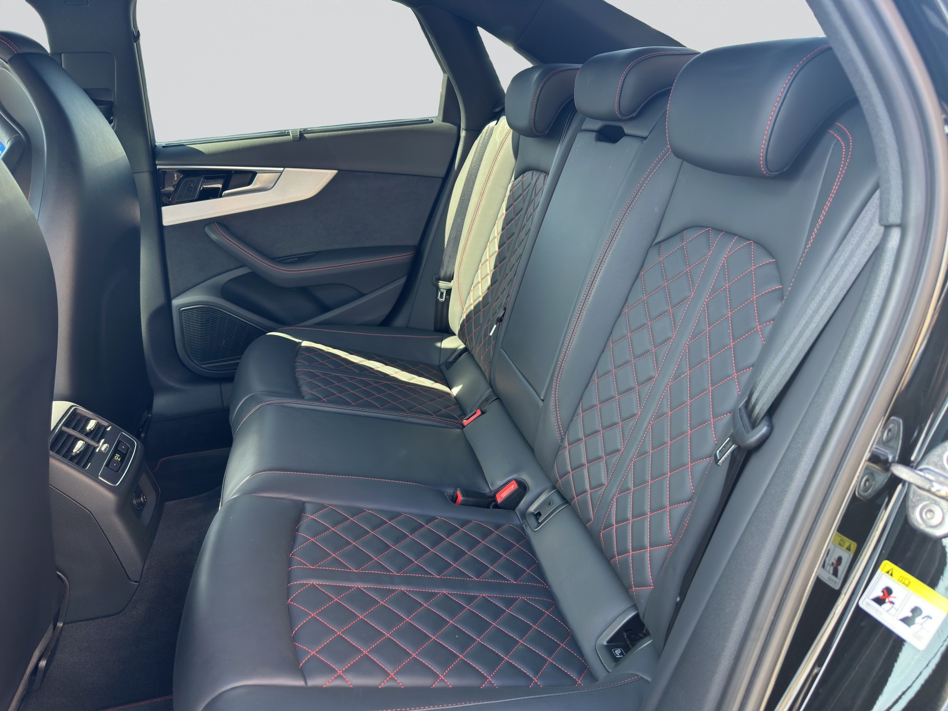 AUDI A4 40 TDI S line S-tronic Black-image-7