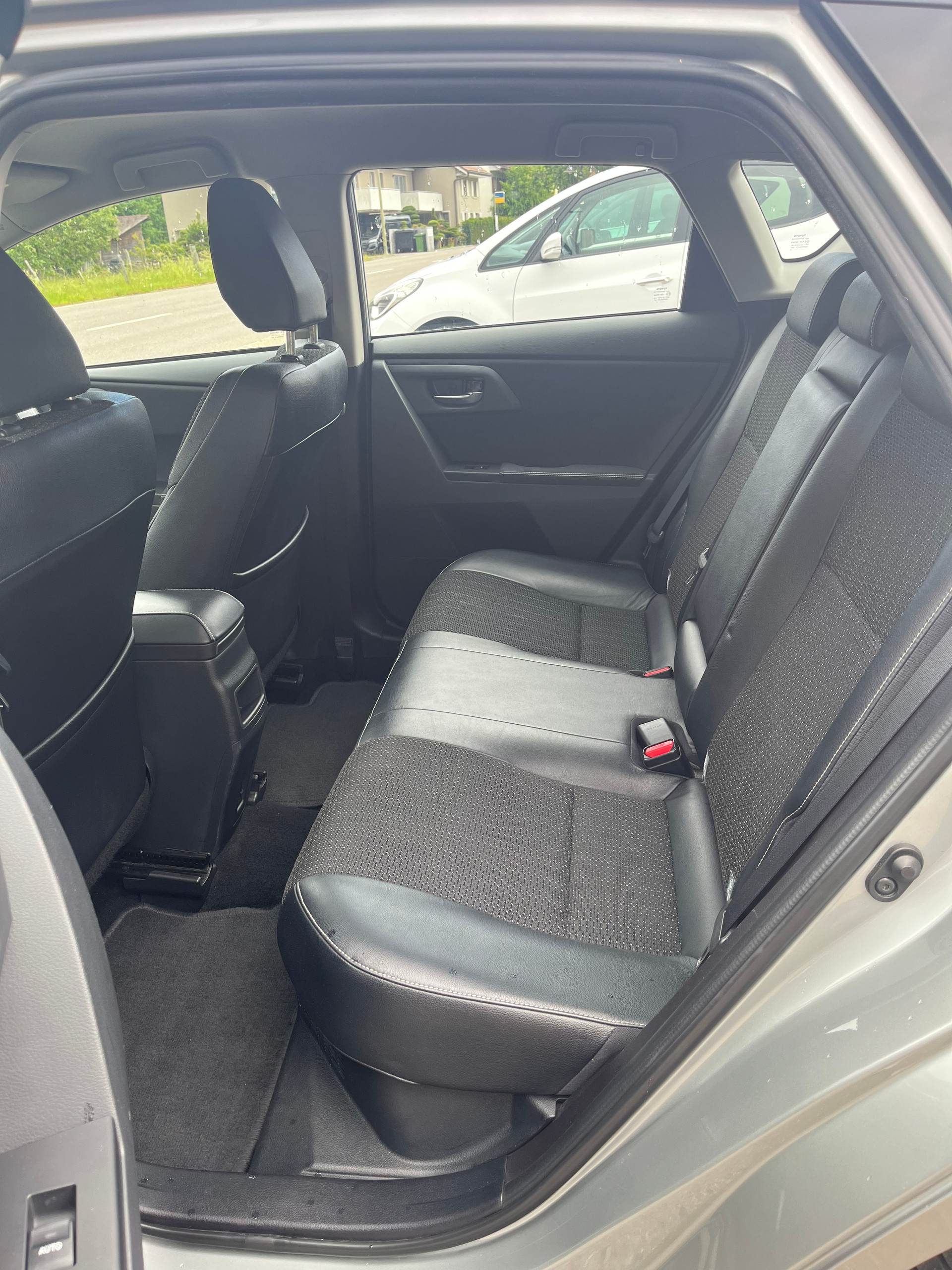 TOYOTA Auris 1.8 16V HSD Linea Sol-image-5