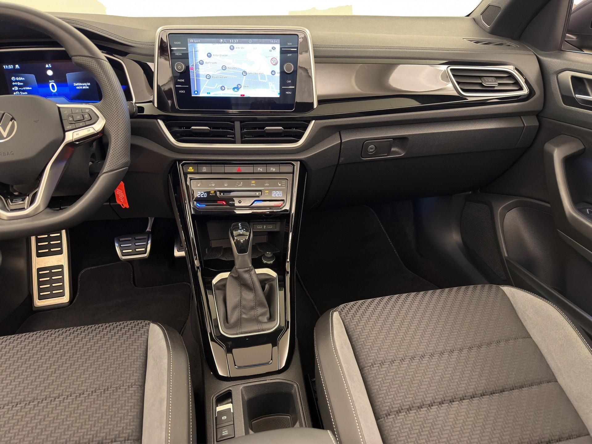 VW T-Roc Cabriolet 1.5 TSI R-Line-image-15