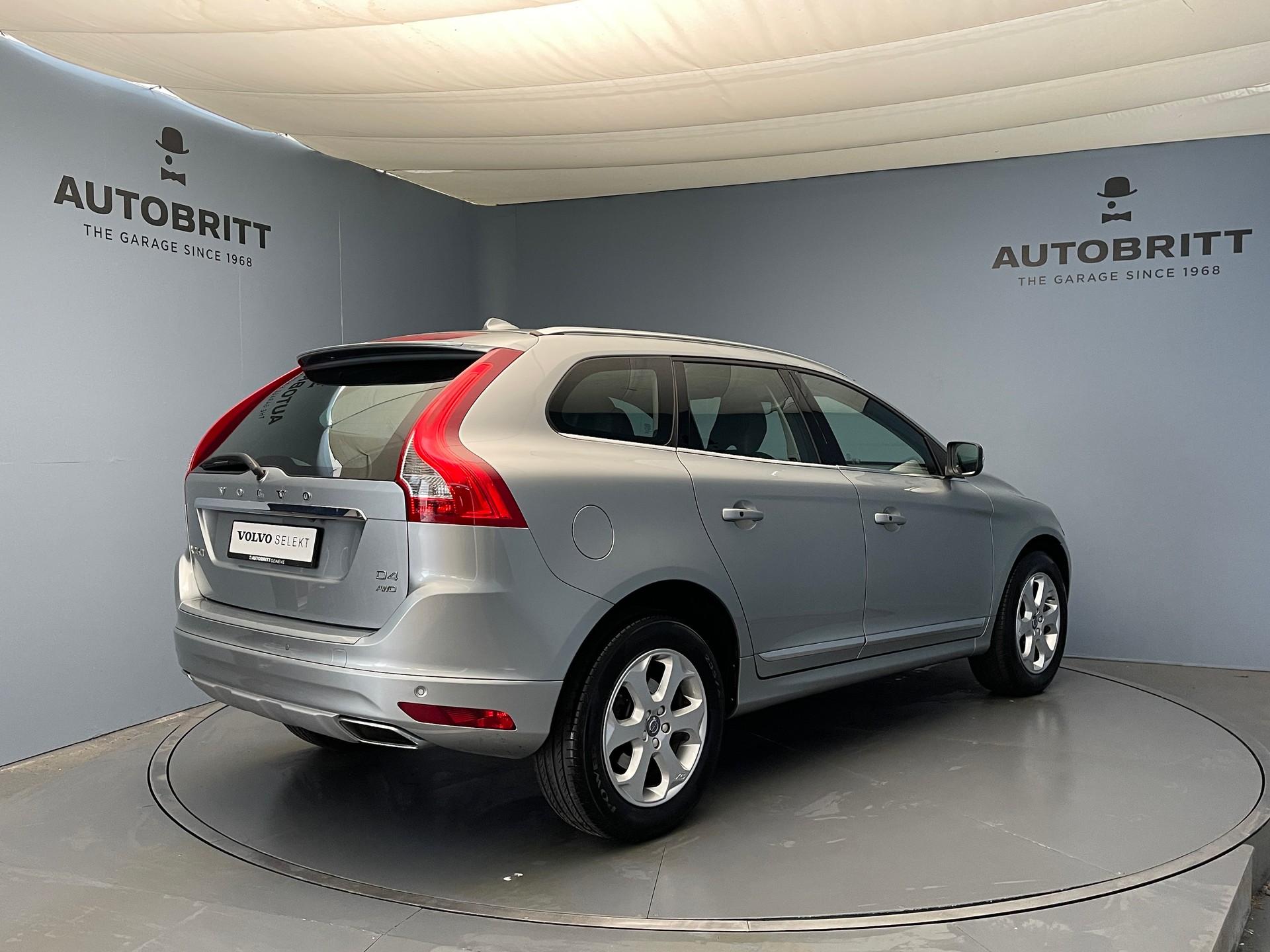 VOLVO XC60 2.4 D4 Summum AWD S/S-image-3