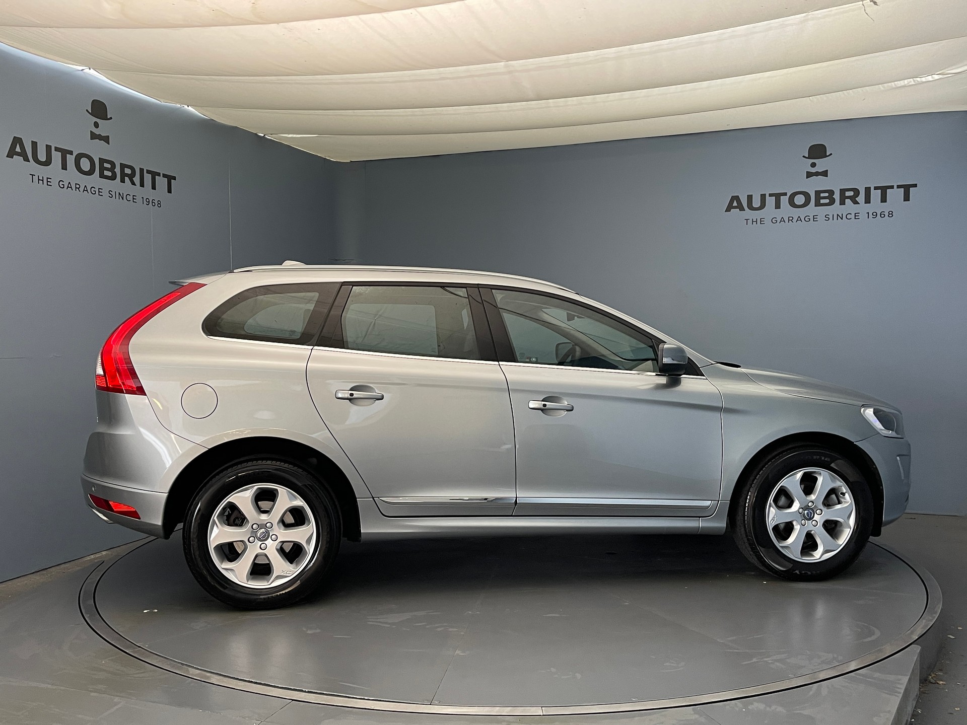 VOLVO XC60 2.4 D4 Summum AWD S/S-image-2