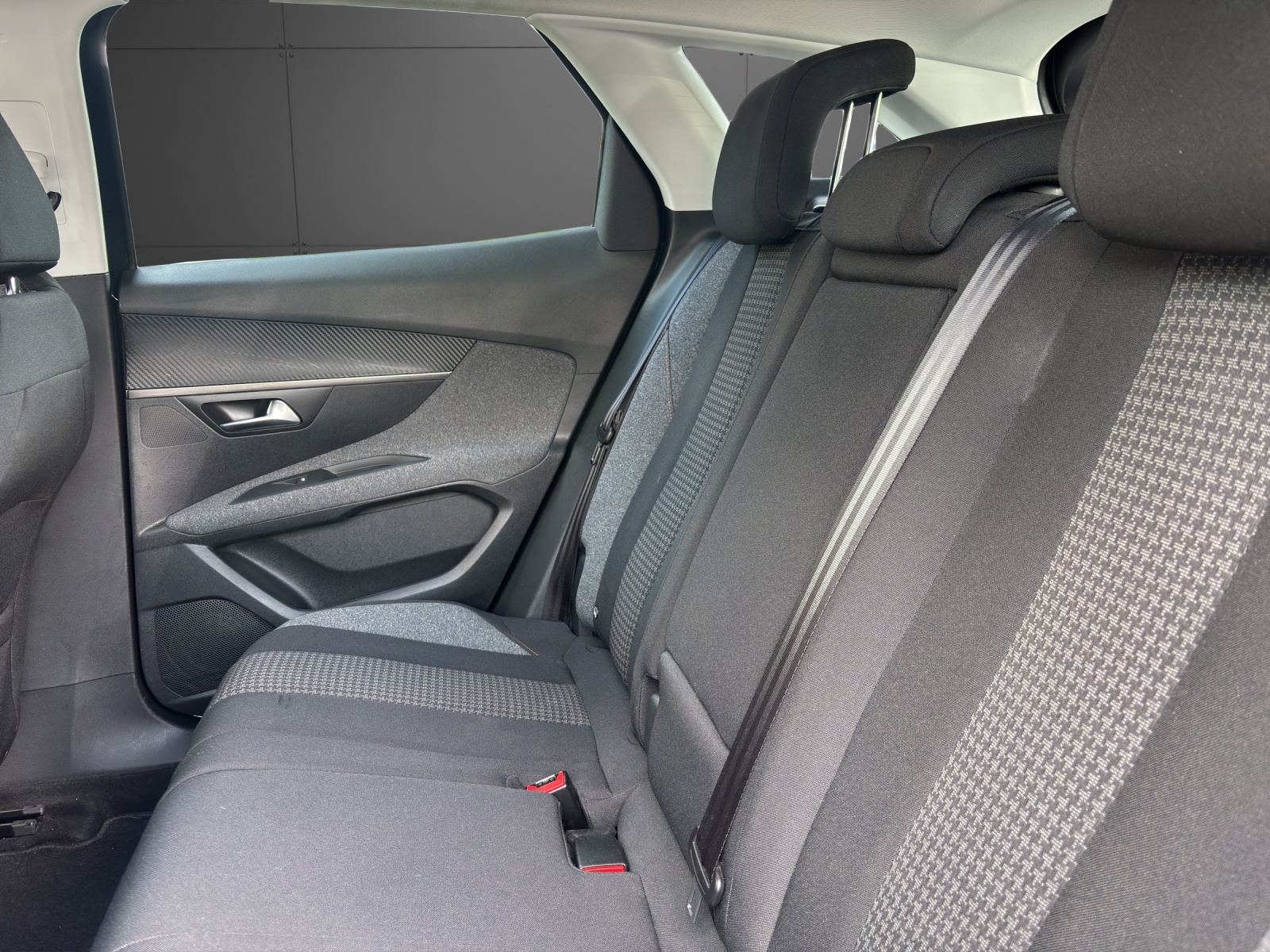 PEUGEOT 3008 1.2 PureTech Business Line EAT-image-12