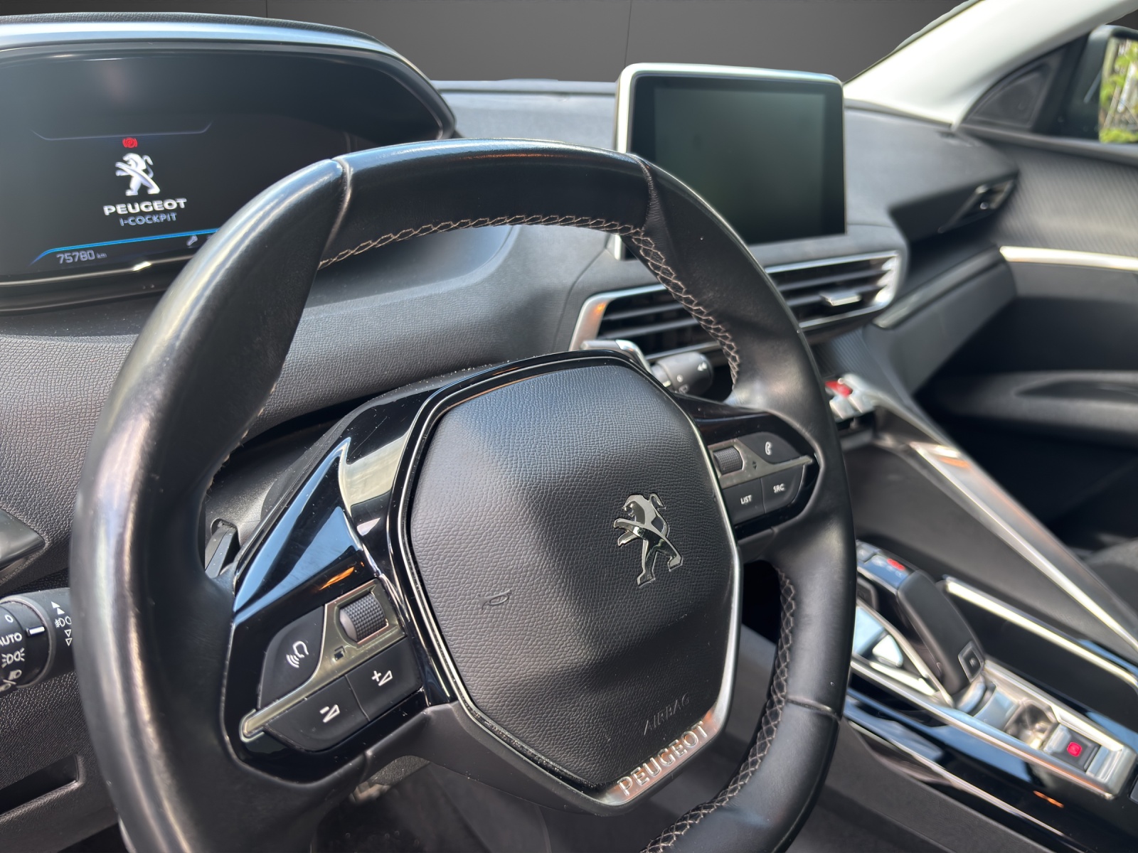 PEUGEOT 3008 1.2 PureTech Business Line EAT-image-3
