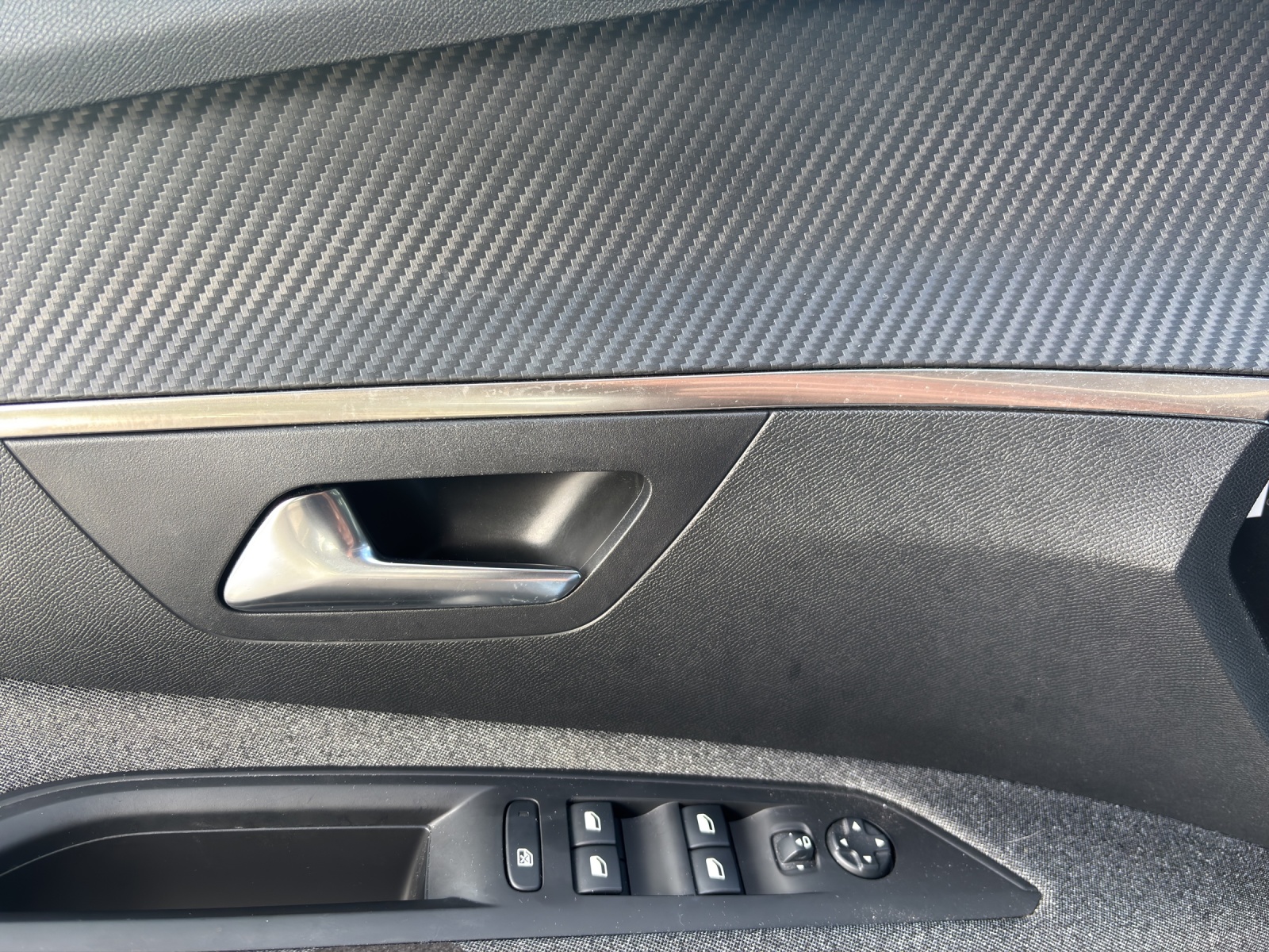 PEUGEOT 3008 1.2 PureTech Business Line EAT-image-11
