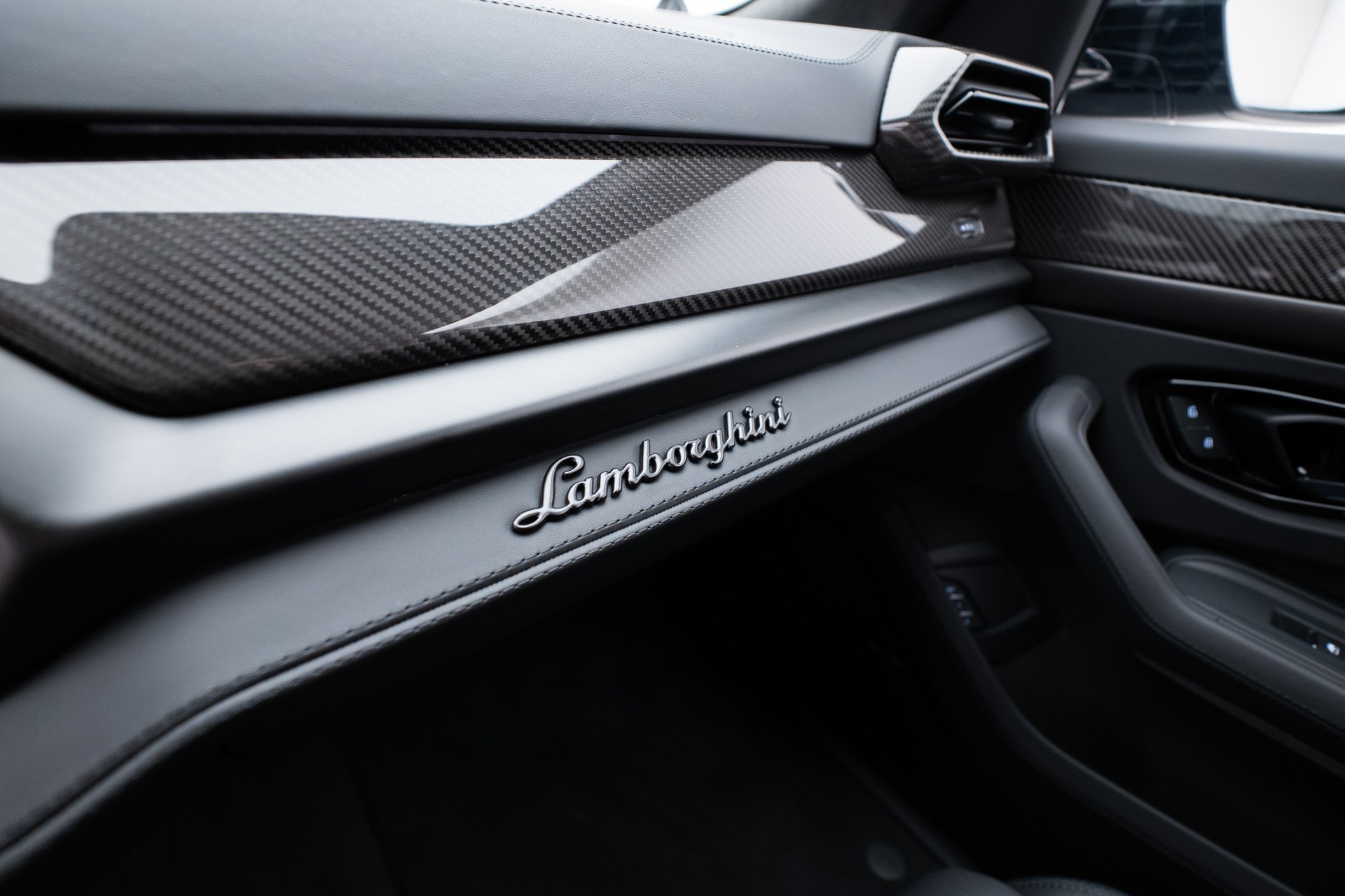 LAMBORGHINI Urus SE-image-11