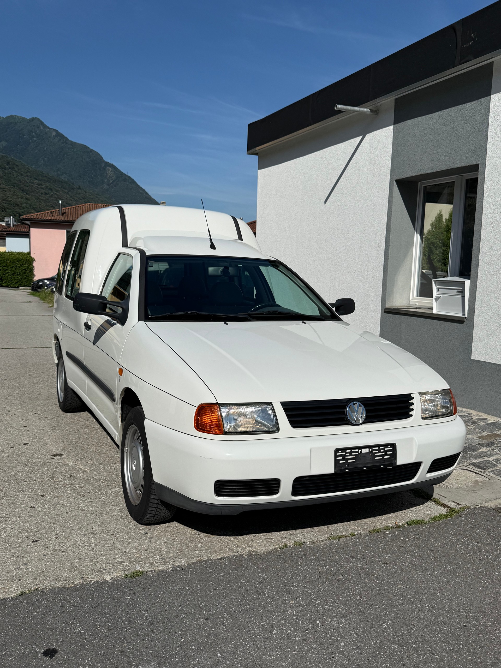 VW Caddy 1.4-image-0