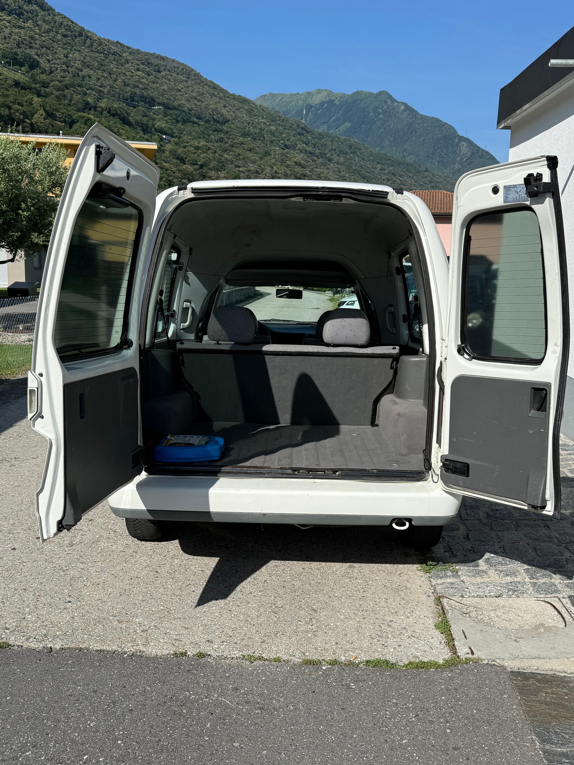 VW Caddy 1.4-image-9