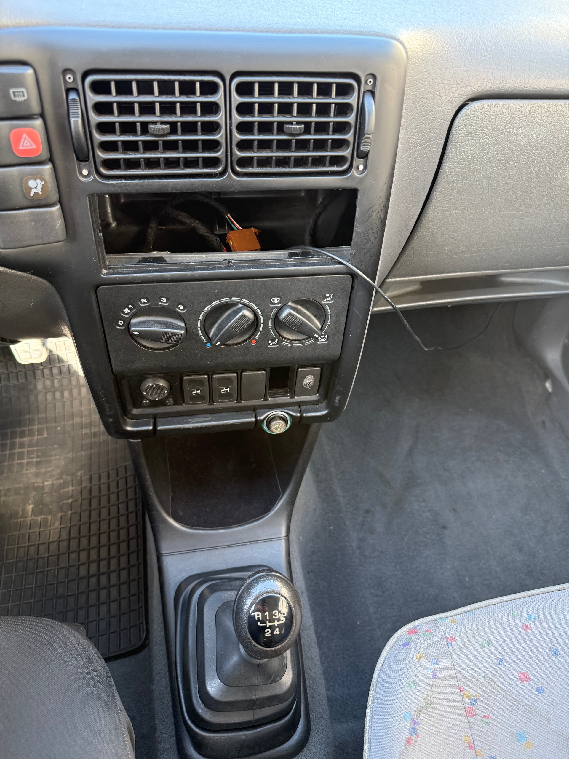 VW Caddy 1.4-image-10