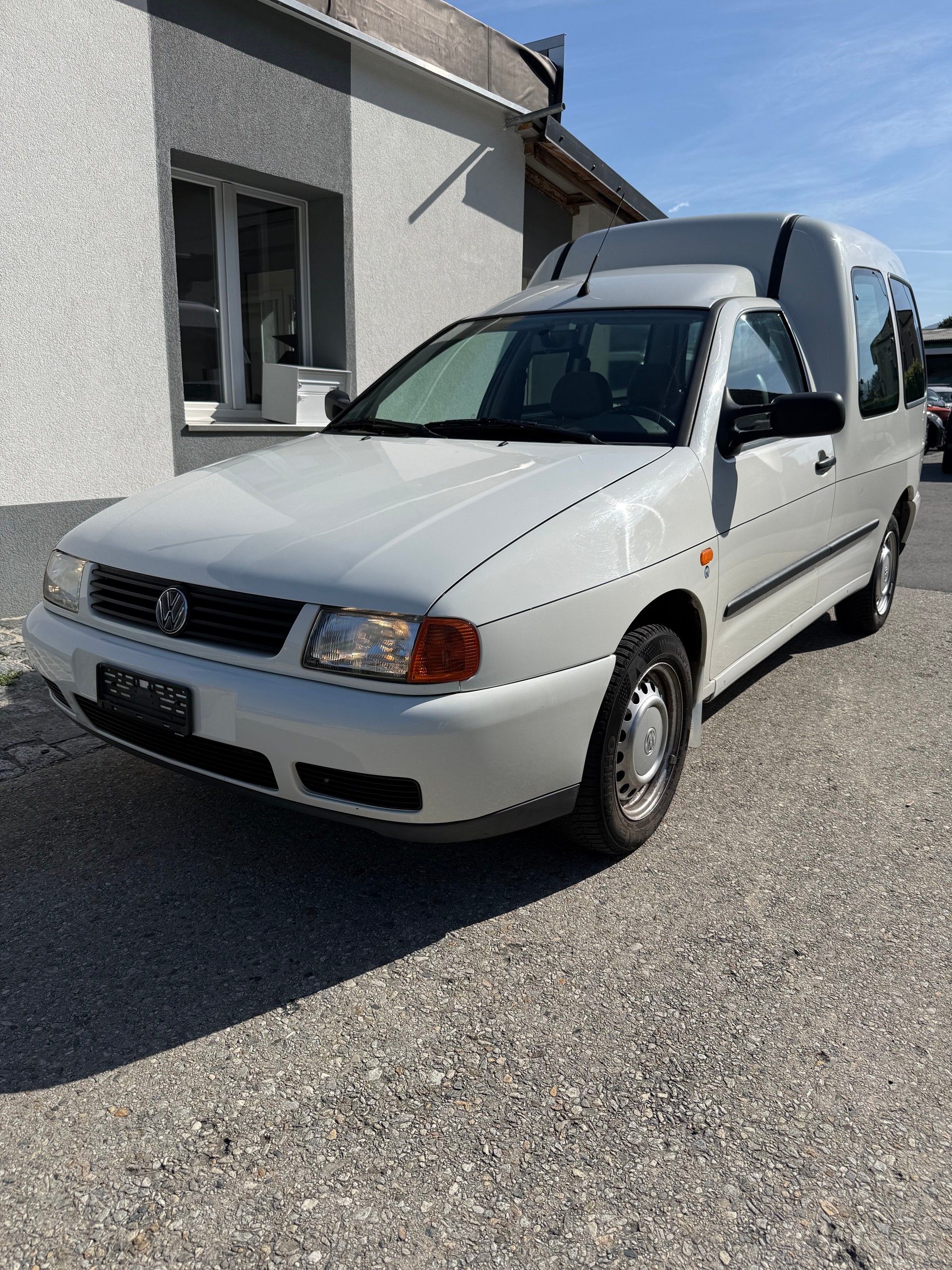 VW Caddy 1.4-image-1