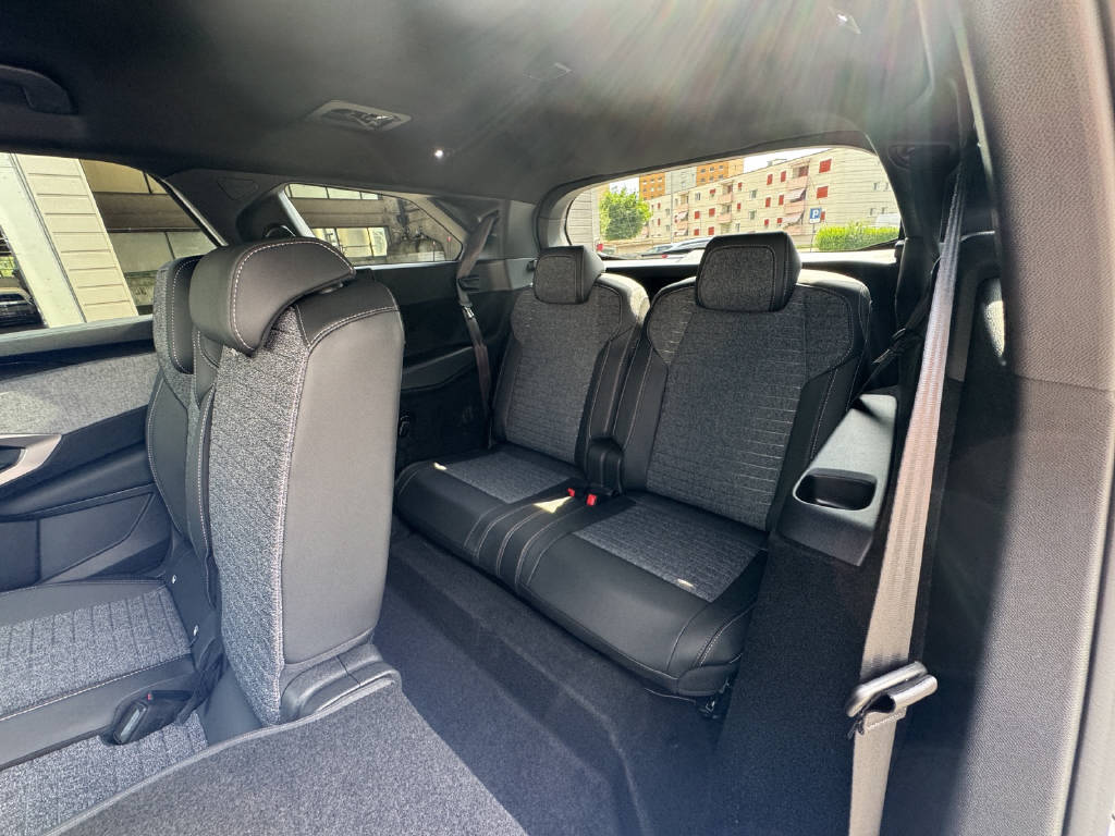 PEUGEOT 5008 1.2 Hybrid Allure Premium-image-9