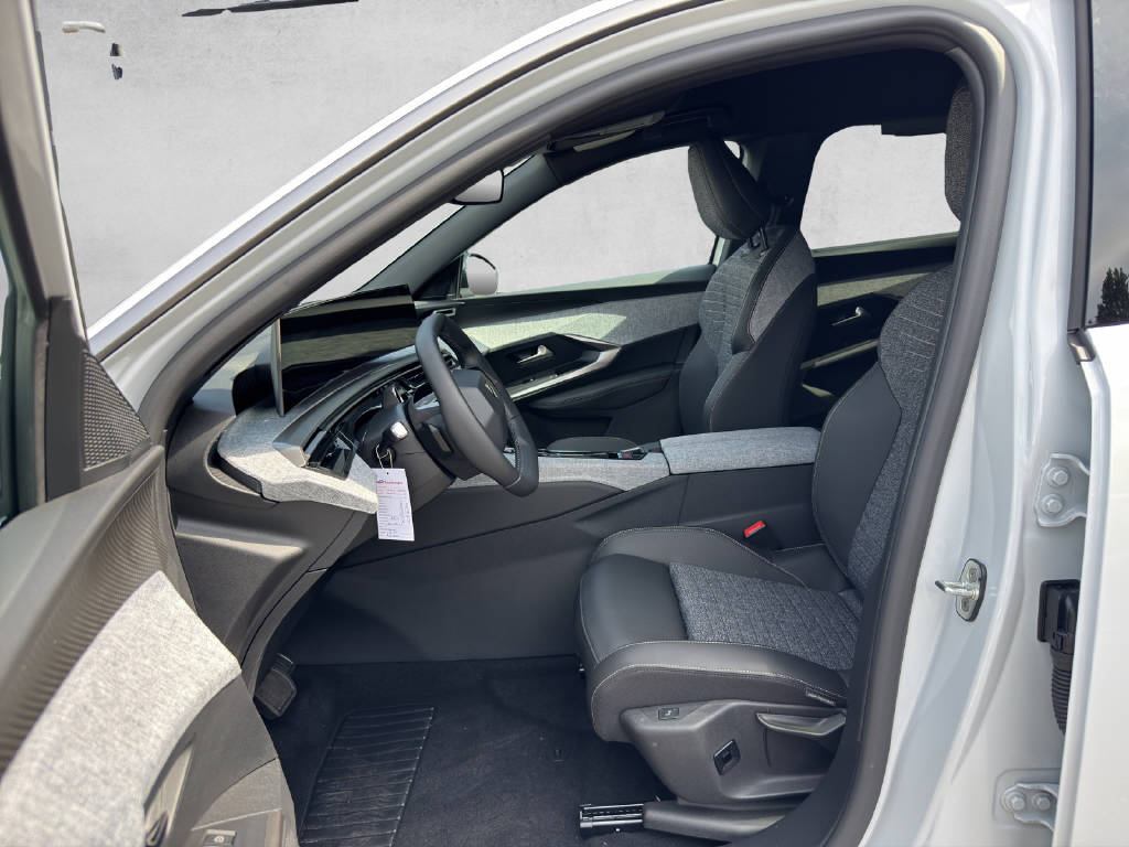 PEUGEOT 5008 1.2 Hybrid Allure Premium-image-7