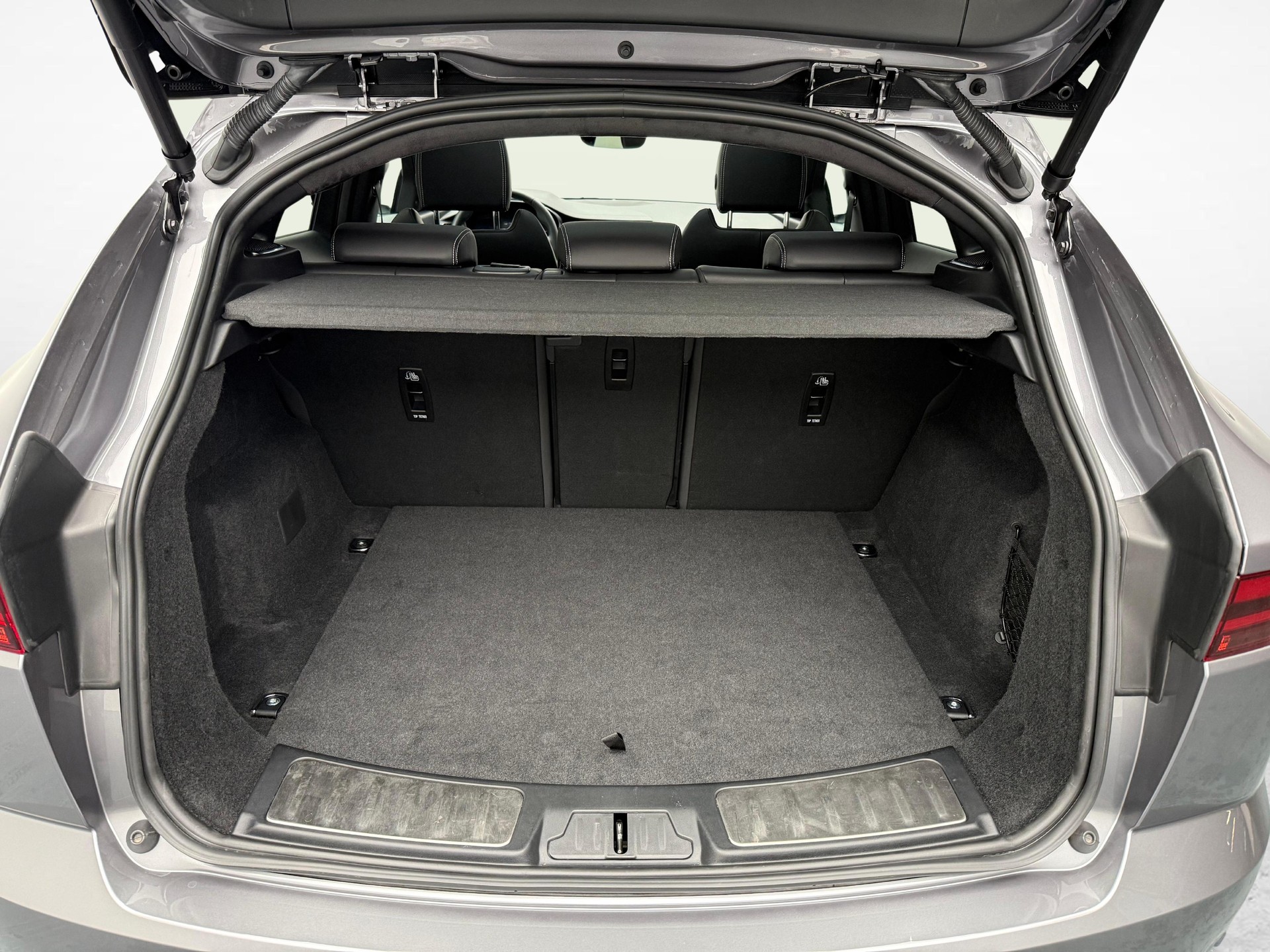 JAGUAR E-Pace 1.5 T 300e R-Dynamic SE AWD-image-11