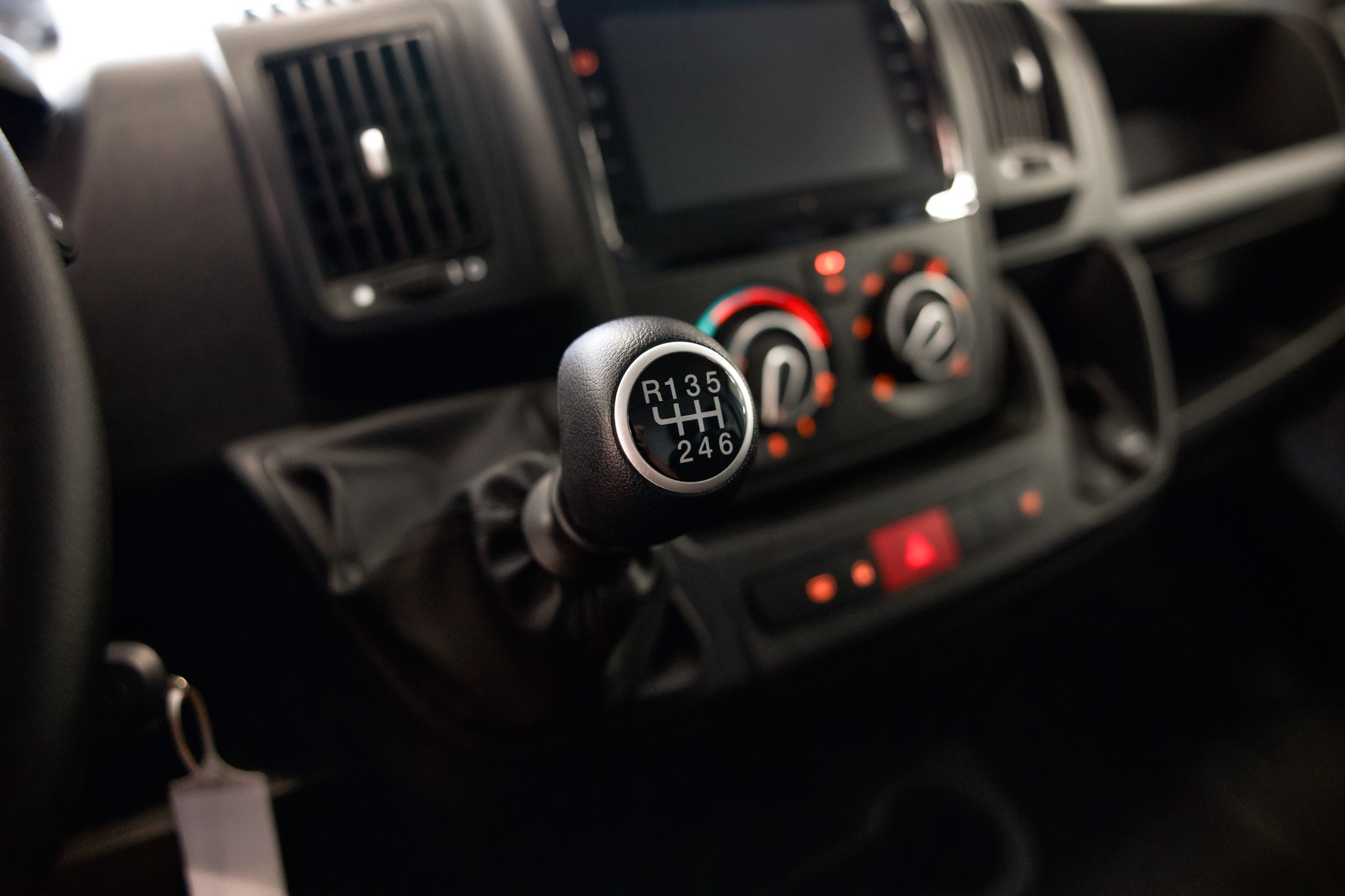 PEUGEOT Boxer 330 L1H1 2.2 BlueHDi 120 S/S-image-23