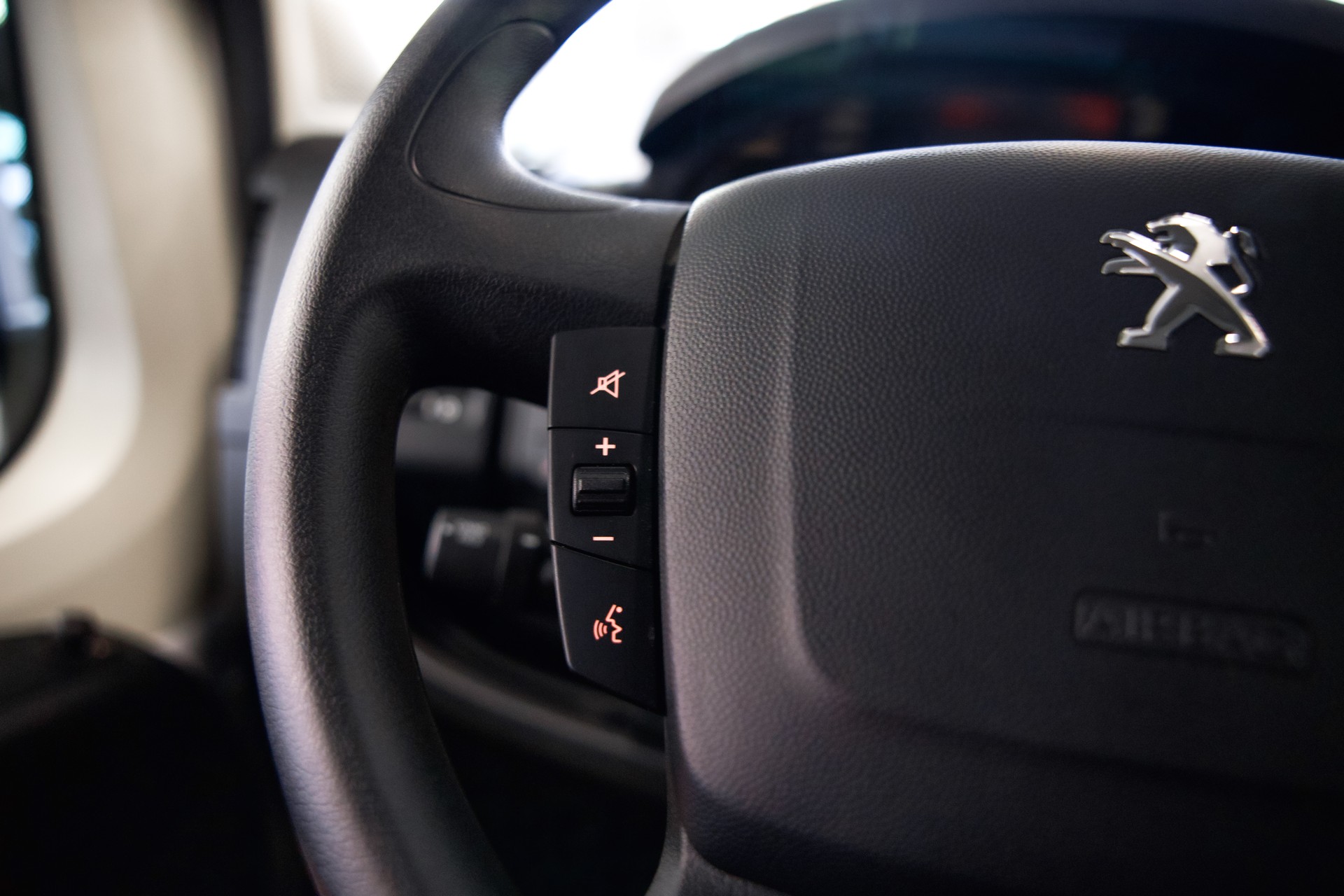 PEUGEOT Boxer 330 L1H1 2.2 BlueHDi 120 S/S-image-27