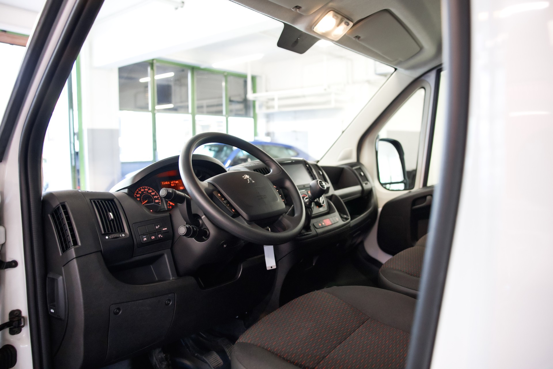 PEUGEOT Boxer 330 L1H1 2.2 BlueHDi 120 S/S-image-18