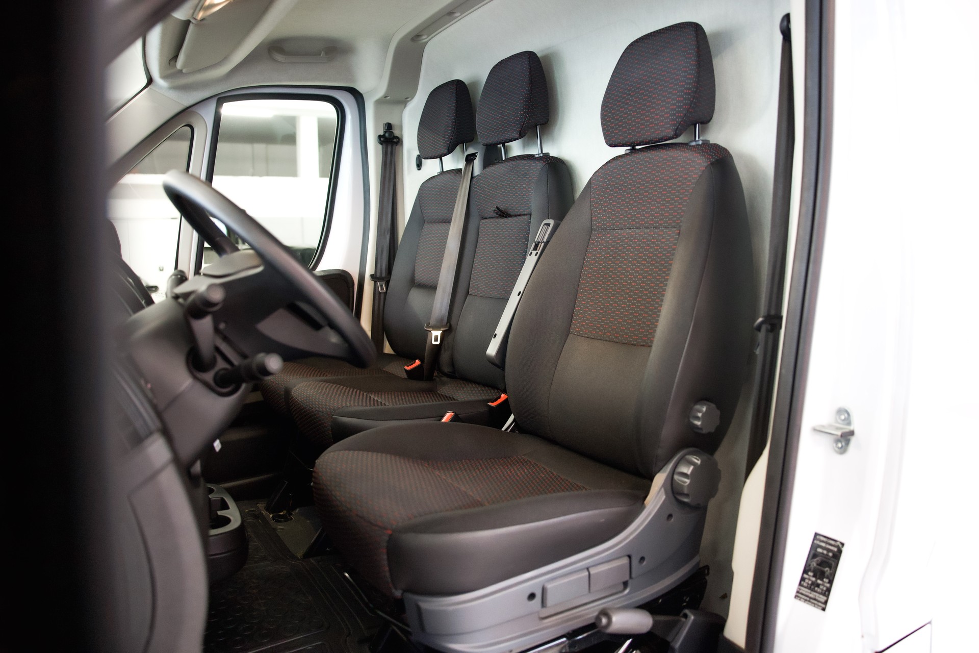 PEUGEOT Boxer 330 L1H1 2.2 BlueHDi 120 S/S-image-20