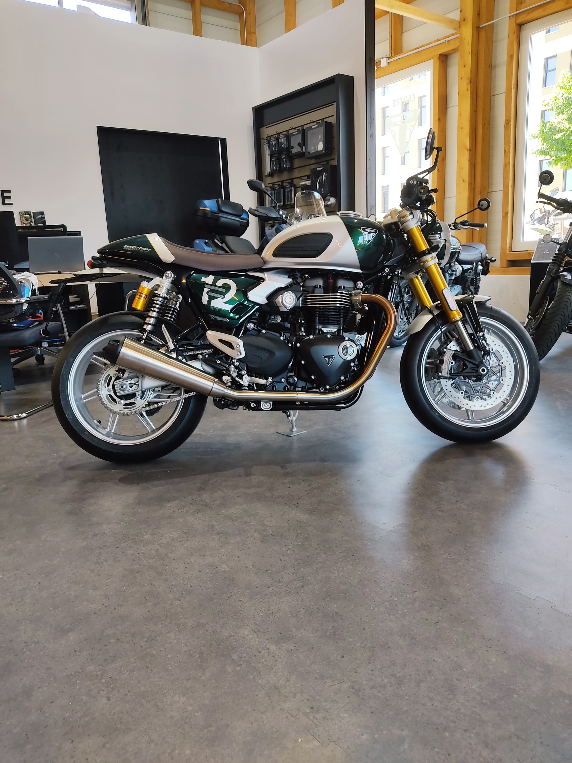 TRIUMPH Speed Twin 1200 RS Cafe Racer Edition-showroom-element-1