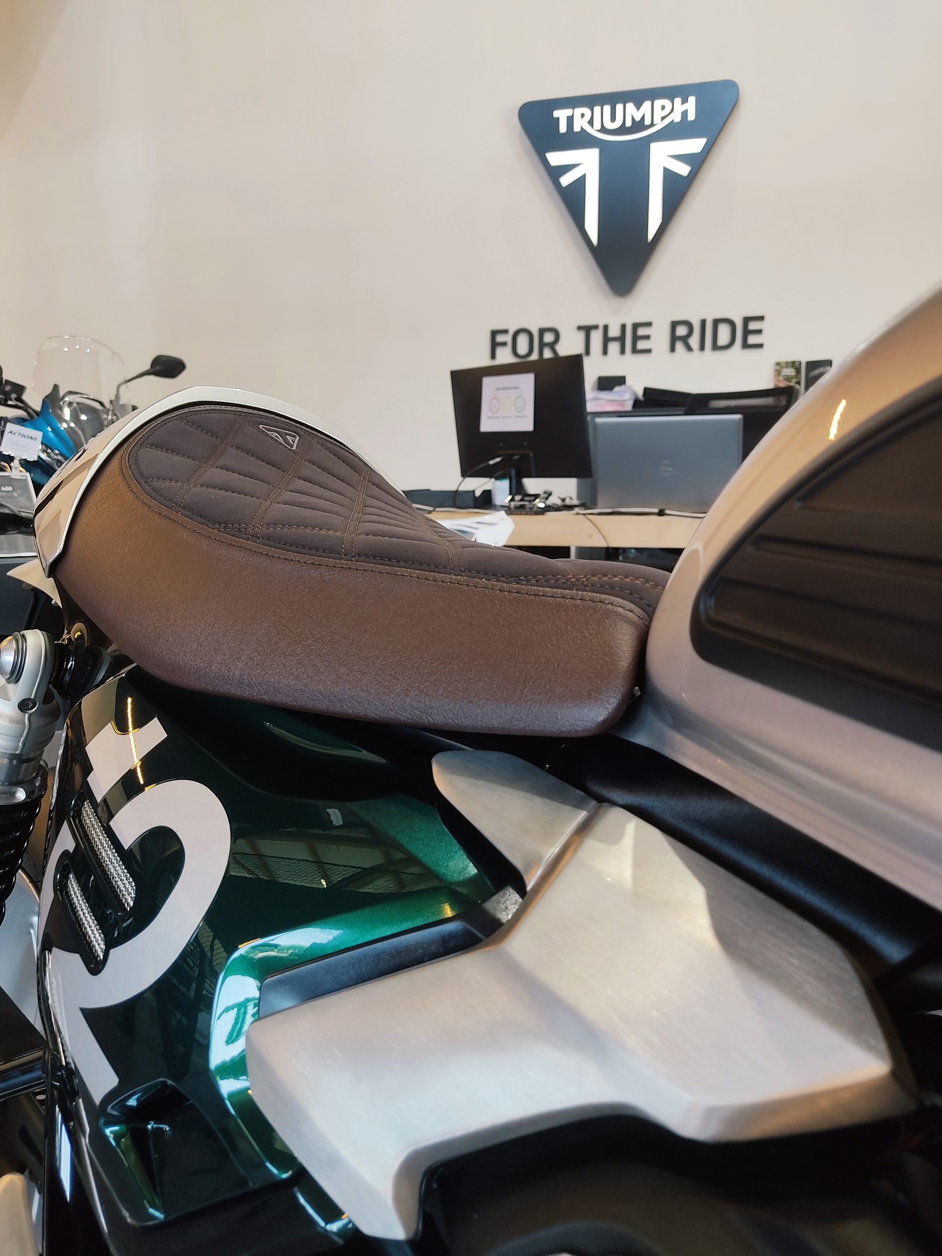 TRIUMPH Speed Twin 1200 RS Cafe Racer Edition-image-9