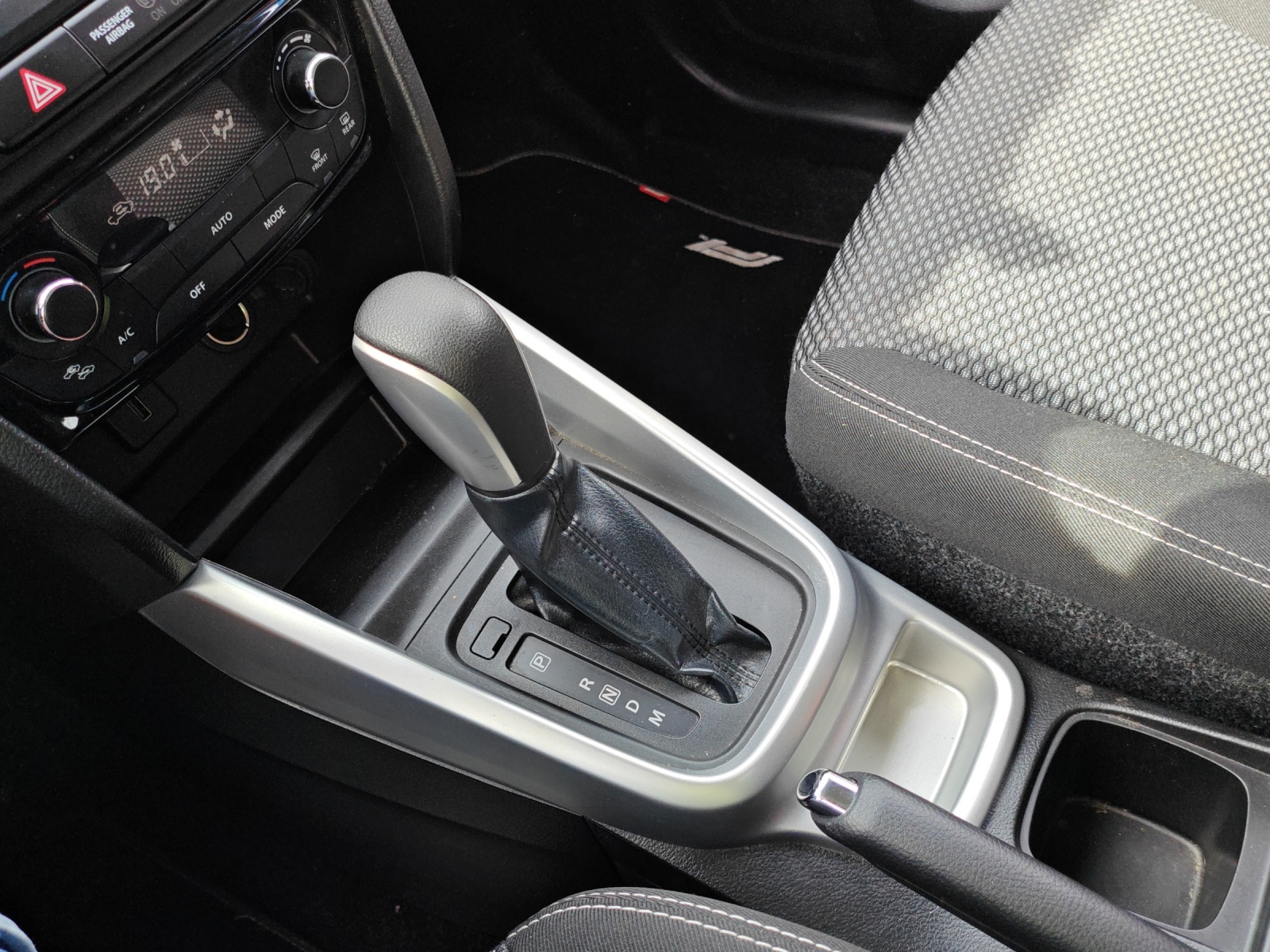 SUZUKI Vitara 1.6 Compact Top Automatic [Expertise du jour + Garantie 12 mois + Service & Immat. Offerts]-image-15
