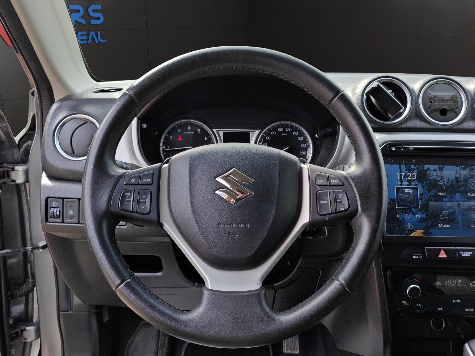 SUZUKI Vitara 1.6 Compact Top Automatic [Expertise du jour + Garantie 12 mois + Service & Immat. Offerts]-image-9