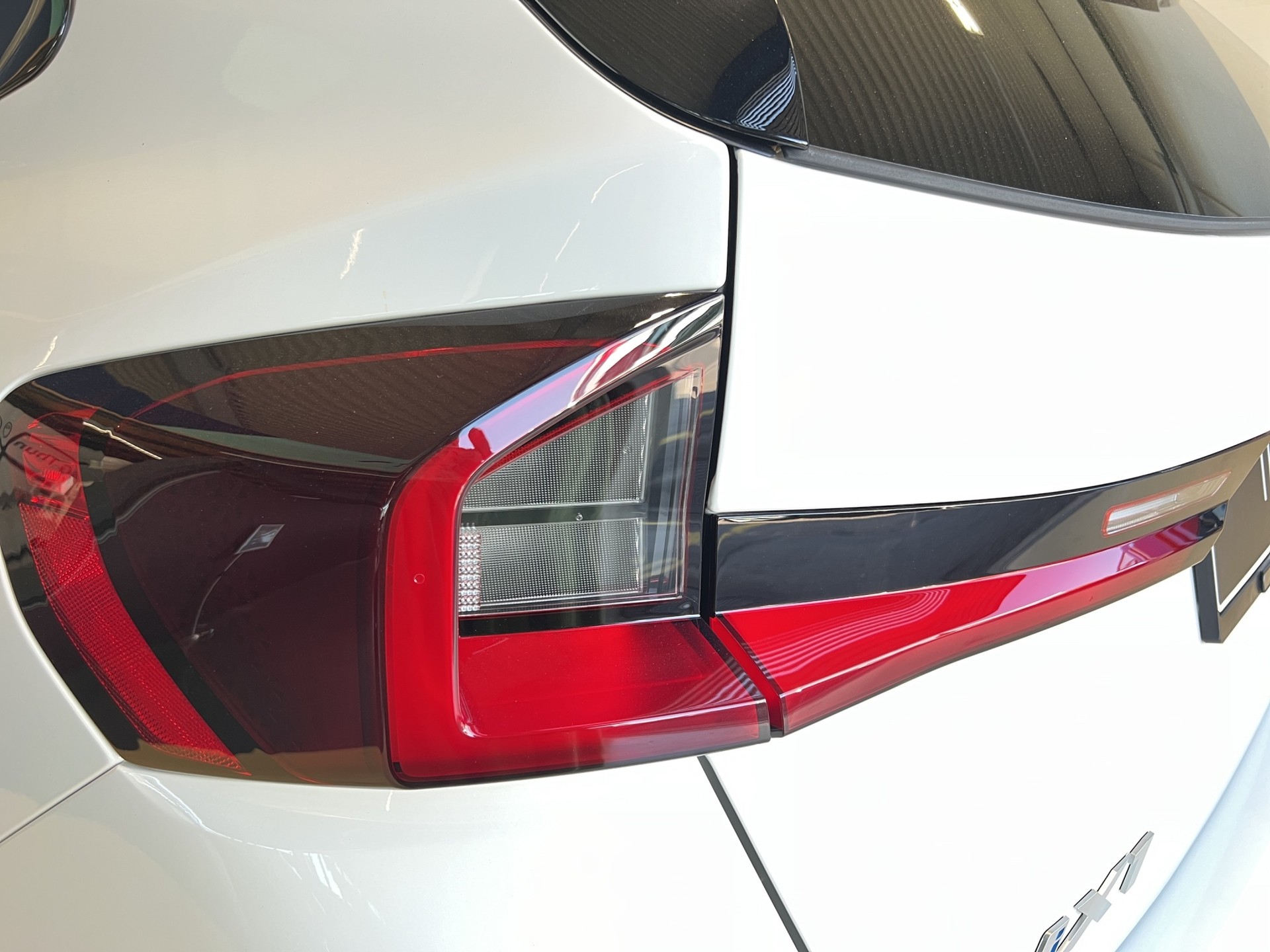 BMW iX1 20 eDrive-image-5