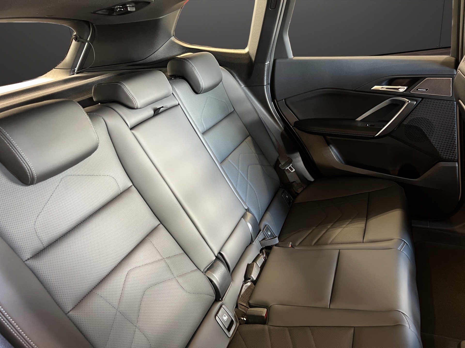 BMW iX1 20 eDrive-image-16