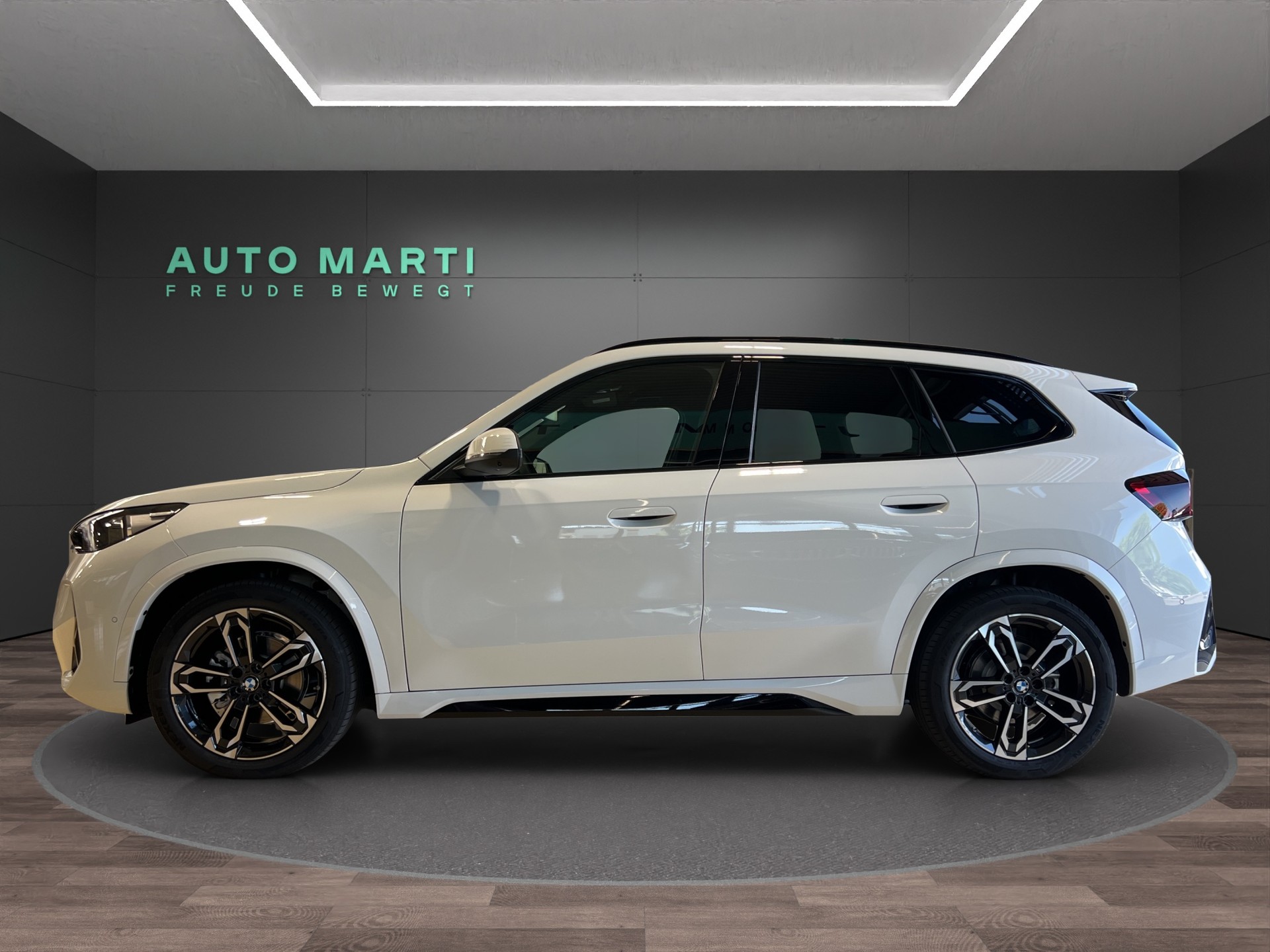 BMW iX1 20 eDrive-image-1